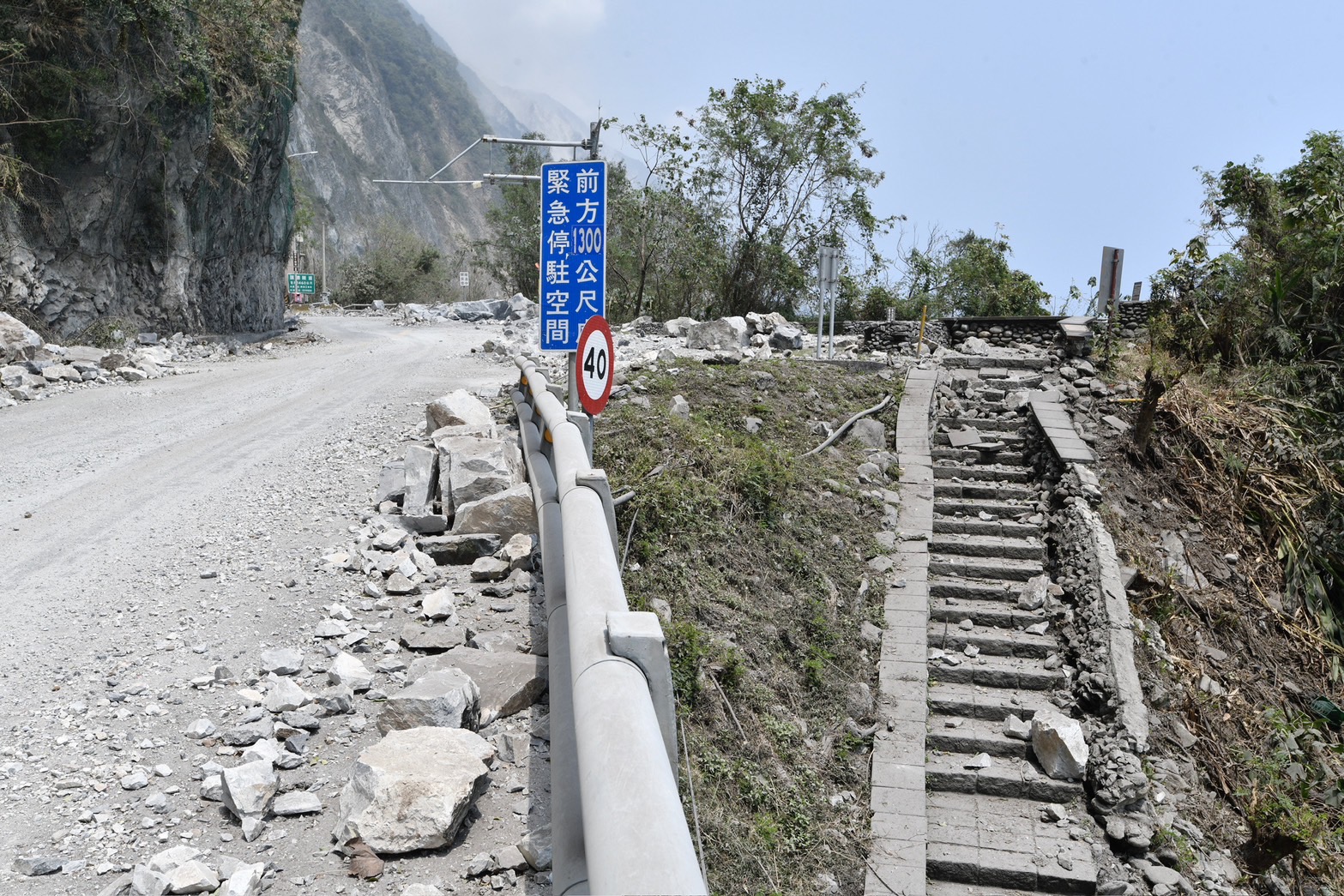 規模7.2地震於本月3日重創花蓮，匯德隧道周遭道路滿是峭壁崩下的落石。