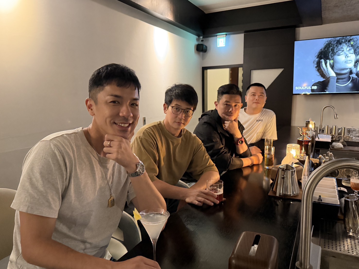 楊皓崴（左）在店裡招呼客人。（爾傑娛樂提供）