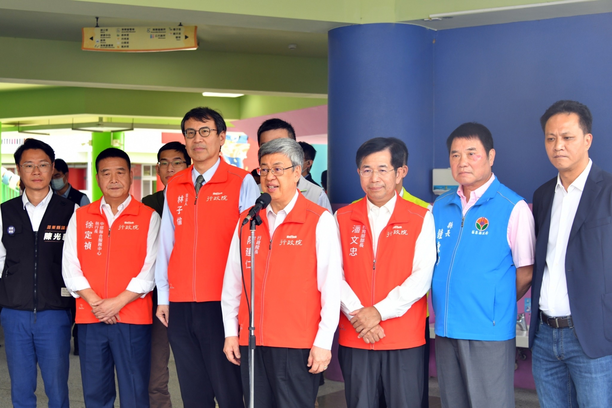 陳建仁今日表示，目前為止侷限單一餐廳單一時段所受到的暴露，因此民眾無需太擔心，「屬於個案的情況」。（行政院提供）