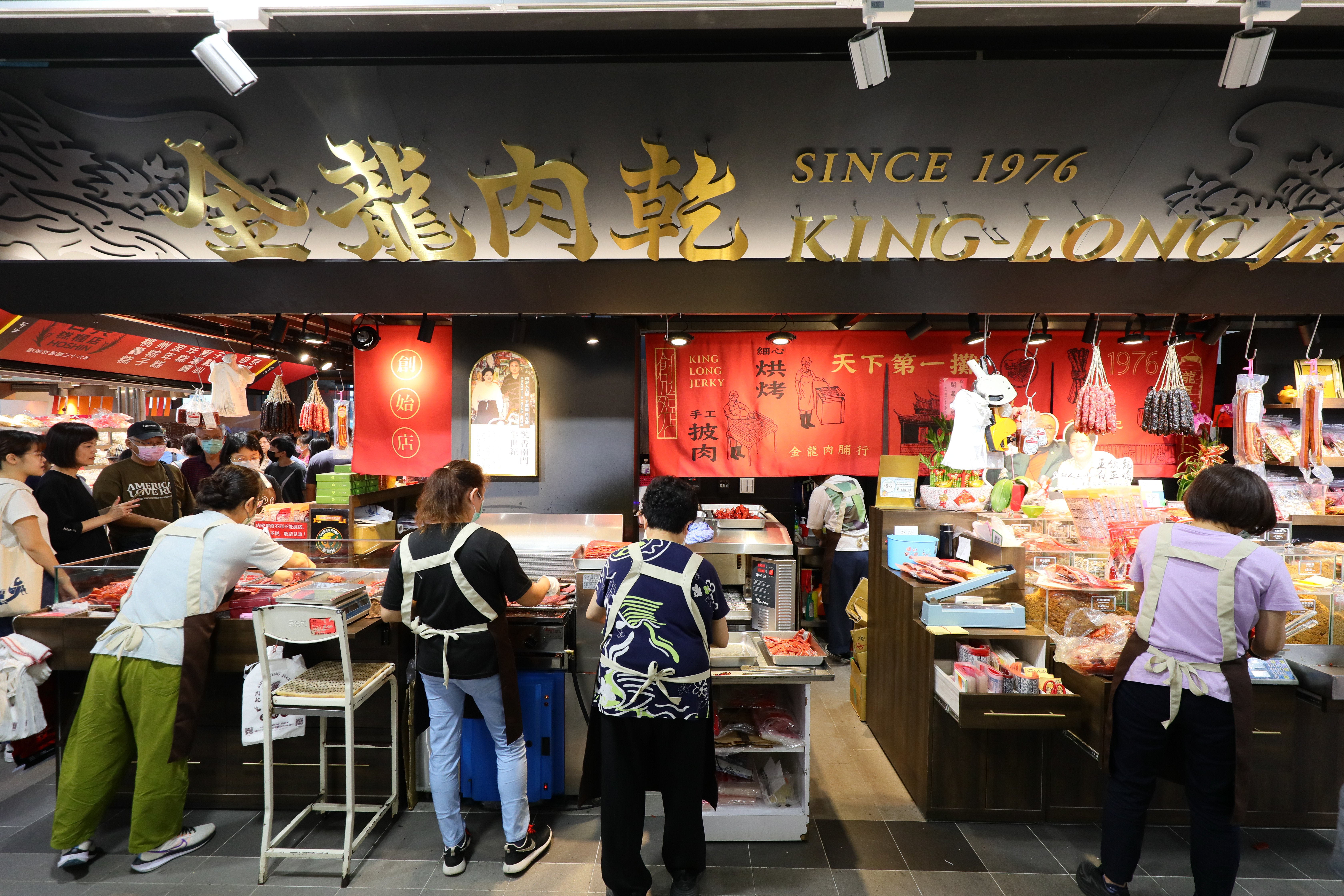 「金龍肉乾創始店」每日以溫體豬肉手工烤製。