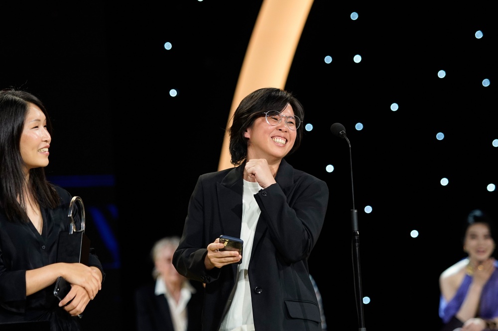 《春行》在聖賽巴斯提安影展在主競賽單元贏得「最佳導演銀貝殼獎」，導演彭紫惠、王品文欣喜上台領獎。（今日影像藝術提供）