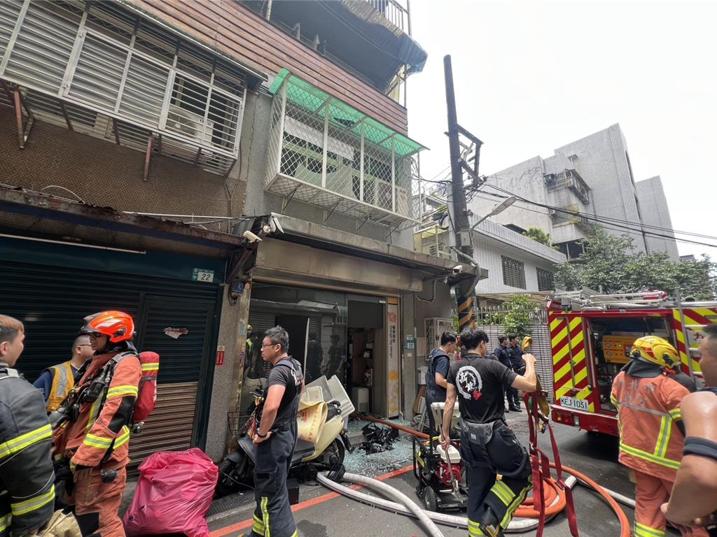 新北市永和區一處公寓今日上午發生火警，一名51歲杜姓男子全身100%燒燙傷，送醫後宣告不治。（翻攝畫面）