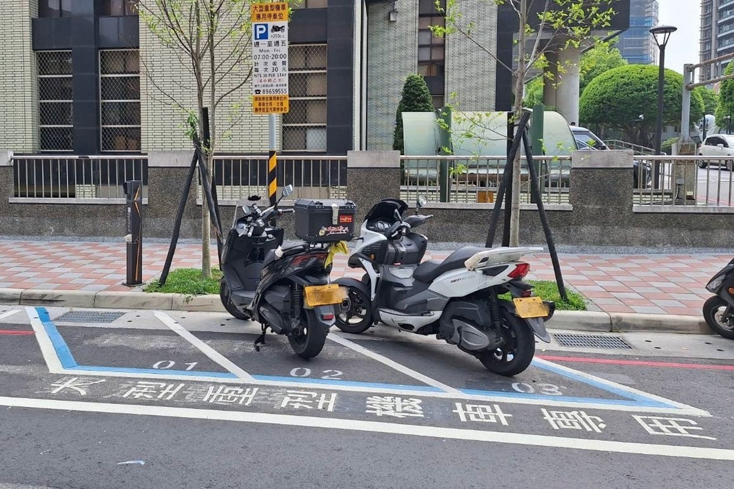 自10月6日起，北市約6.3萬個公有路邊收費機車格，將全面開放大型重型機車停放。（翻攝畫面）