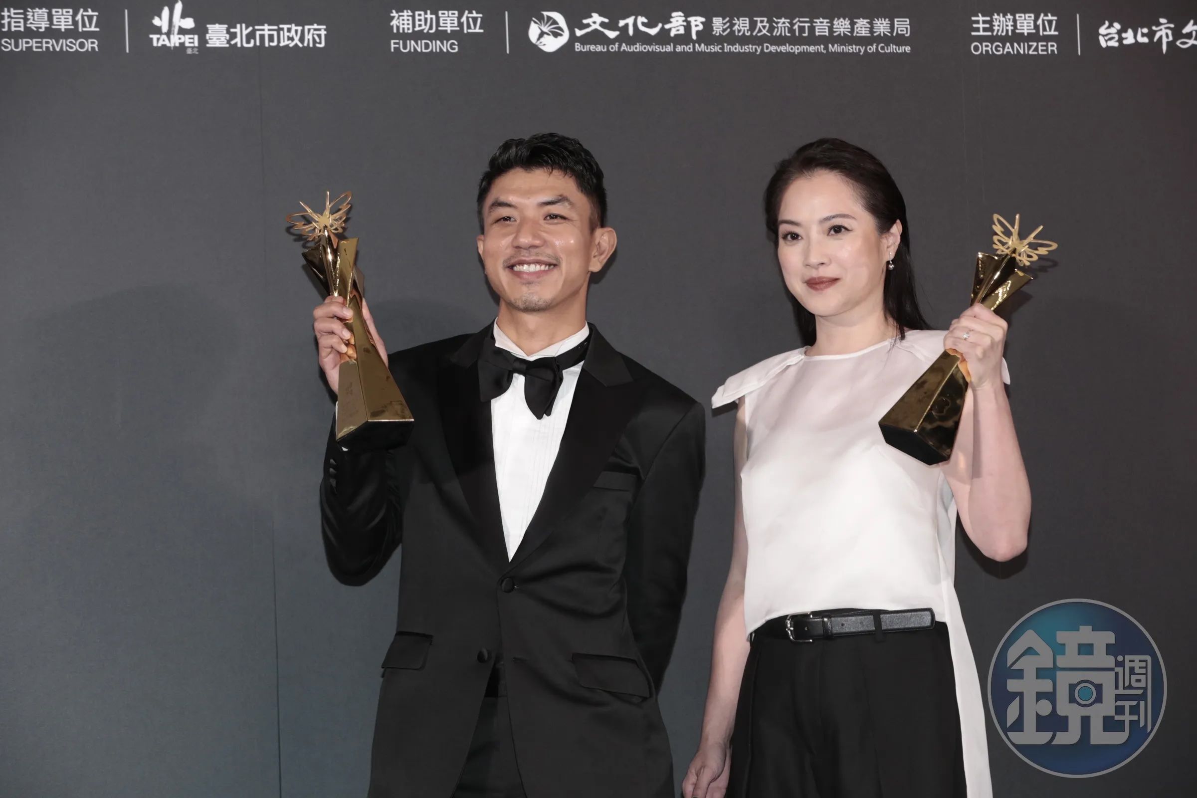 萬洛以《白衣蒼狗》拿下北影影帝,他說這個獎是屬於劇組所有人的。右為影后高伊玲。