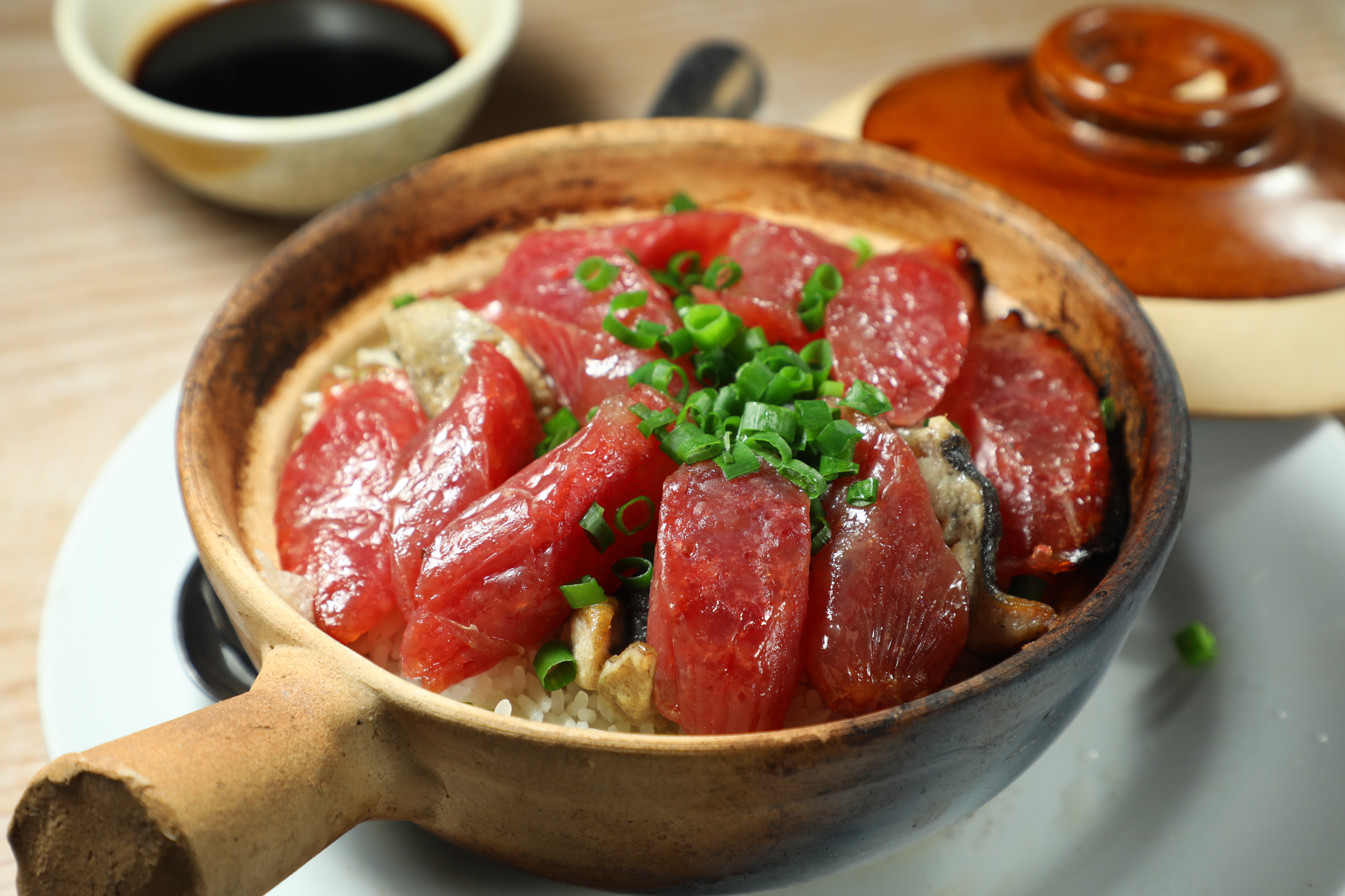 「臘腸黃鱔煲仔飯」的肥美黃鱔沒有腥味，口感絲滑，偏甜的臘腸淋上醬油剛剛好。（港幣88元／煲，約NT$330、黃鱔加價港幣20元／份，約NT$75）