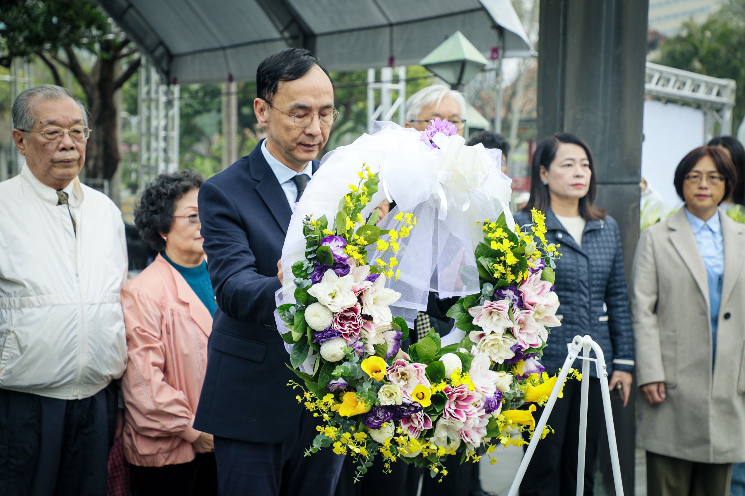 朱立倫率國民黨出席台北市228紀念公園的紀念活動，向紀念碑獻花致意。（國民黨提供）