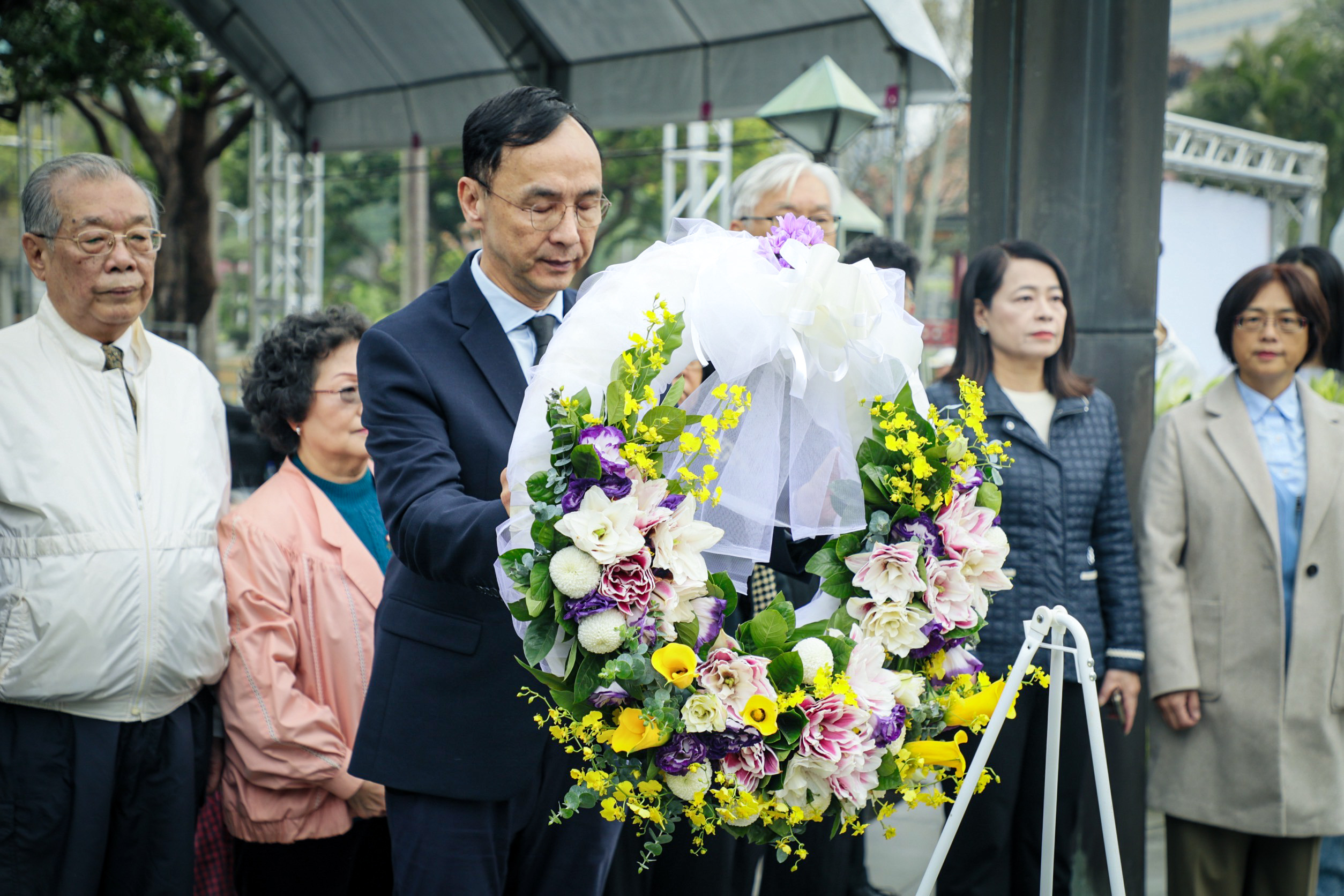 朱立倫率國民黨出席台北市228紀念公園的紀念活動，向紀念碑獻花致意。（國民黨提供）