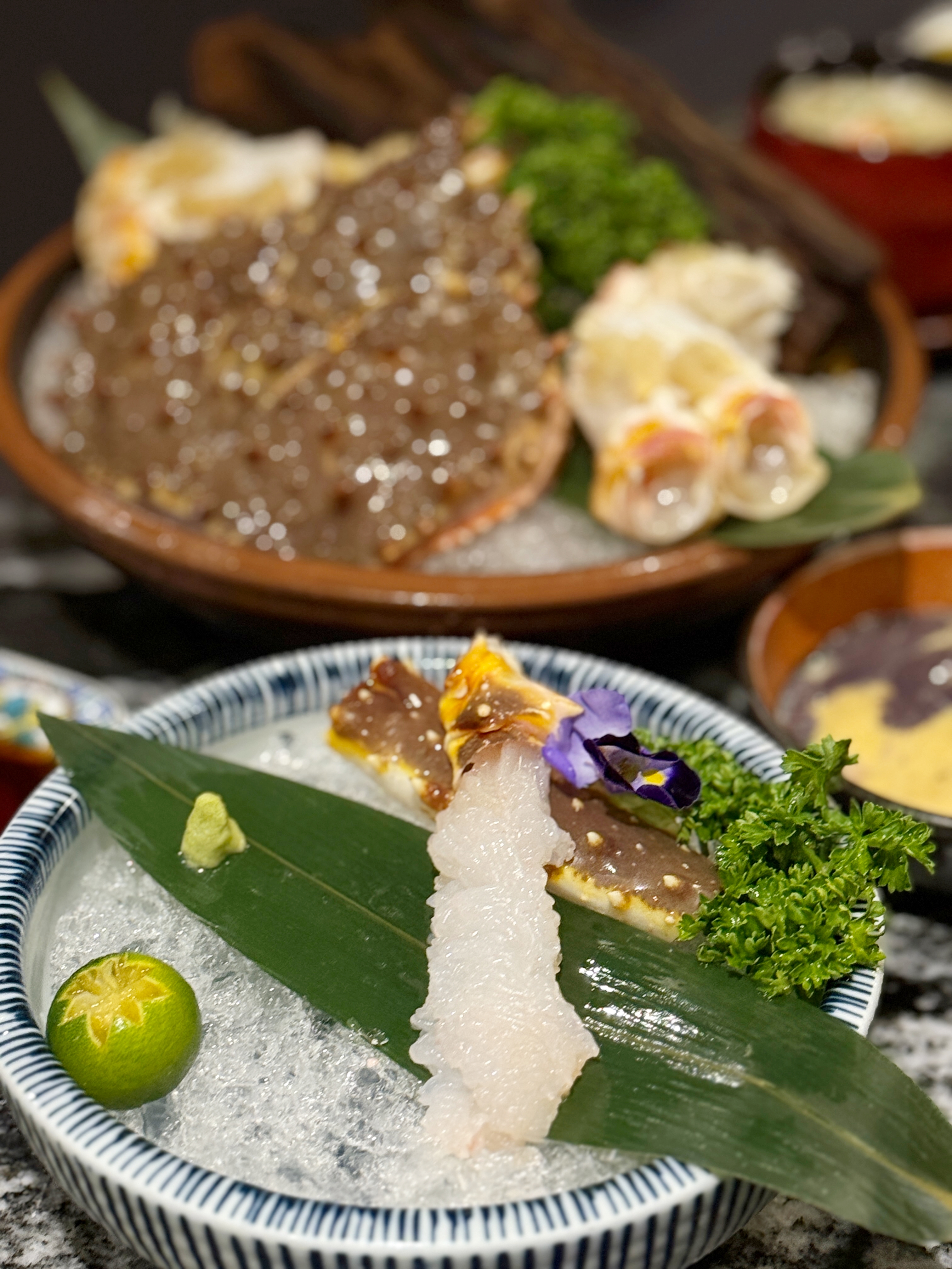 活帝王蟹每隻重達1.3至2公斤，「帝王蟹腿生食」蟹腿刺身鮮甜彈牙。
