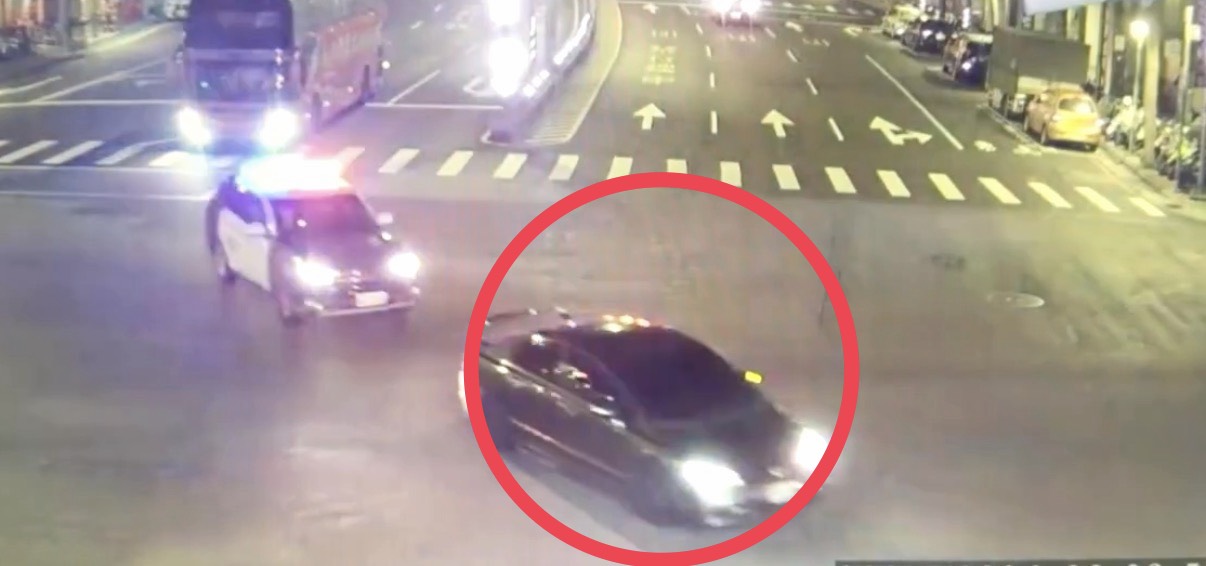 國3北上遇逼車還追到市區亮槍，他嚇壞報警「警火速逮2男送辦」。（警方提供）