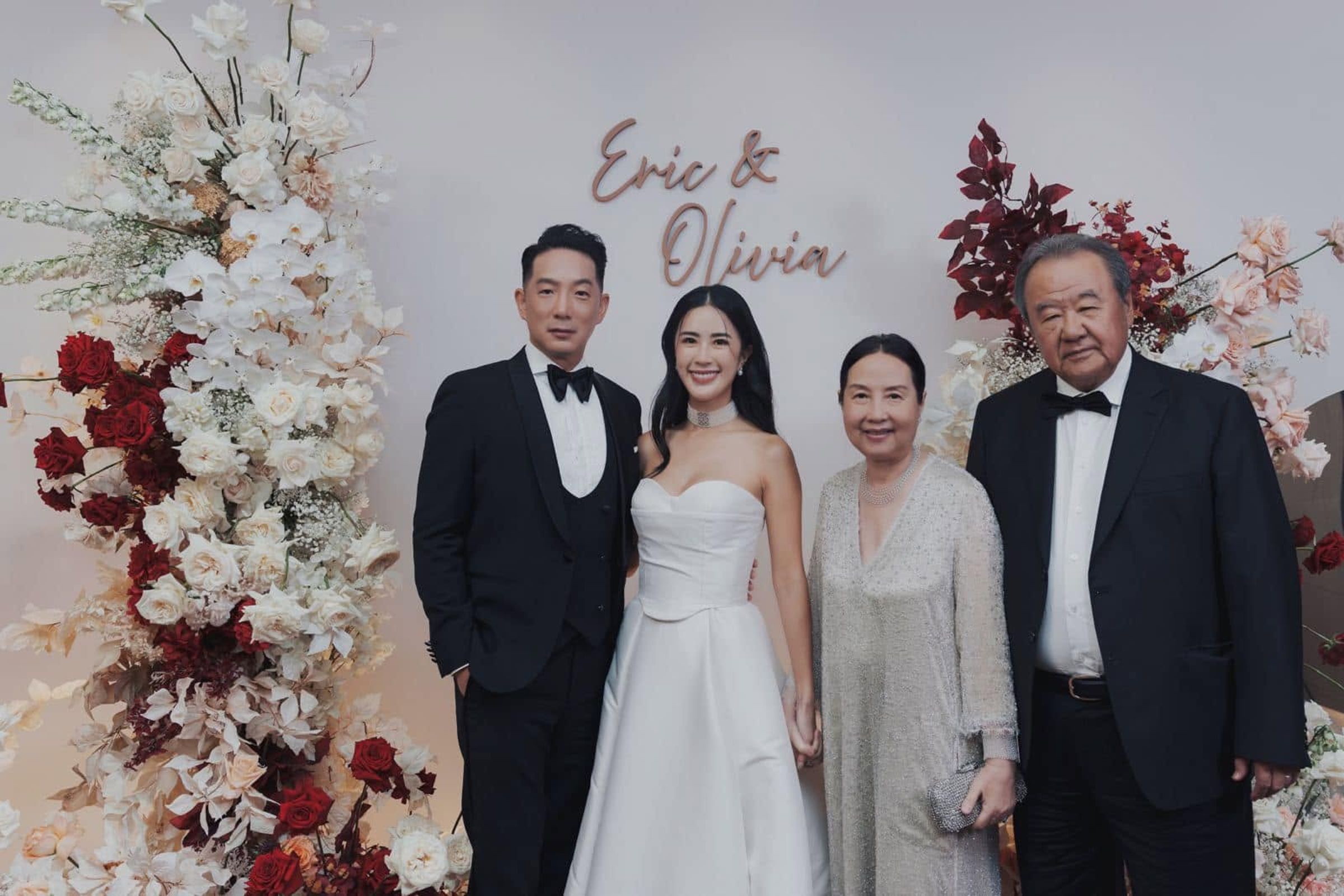 兩年前,台玻夫人徐莉玲、老公林伯實,參加兒子徐子翔、媳婦譚以欣歸寧宴。(翻攝網路)