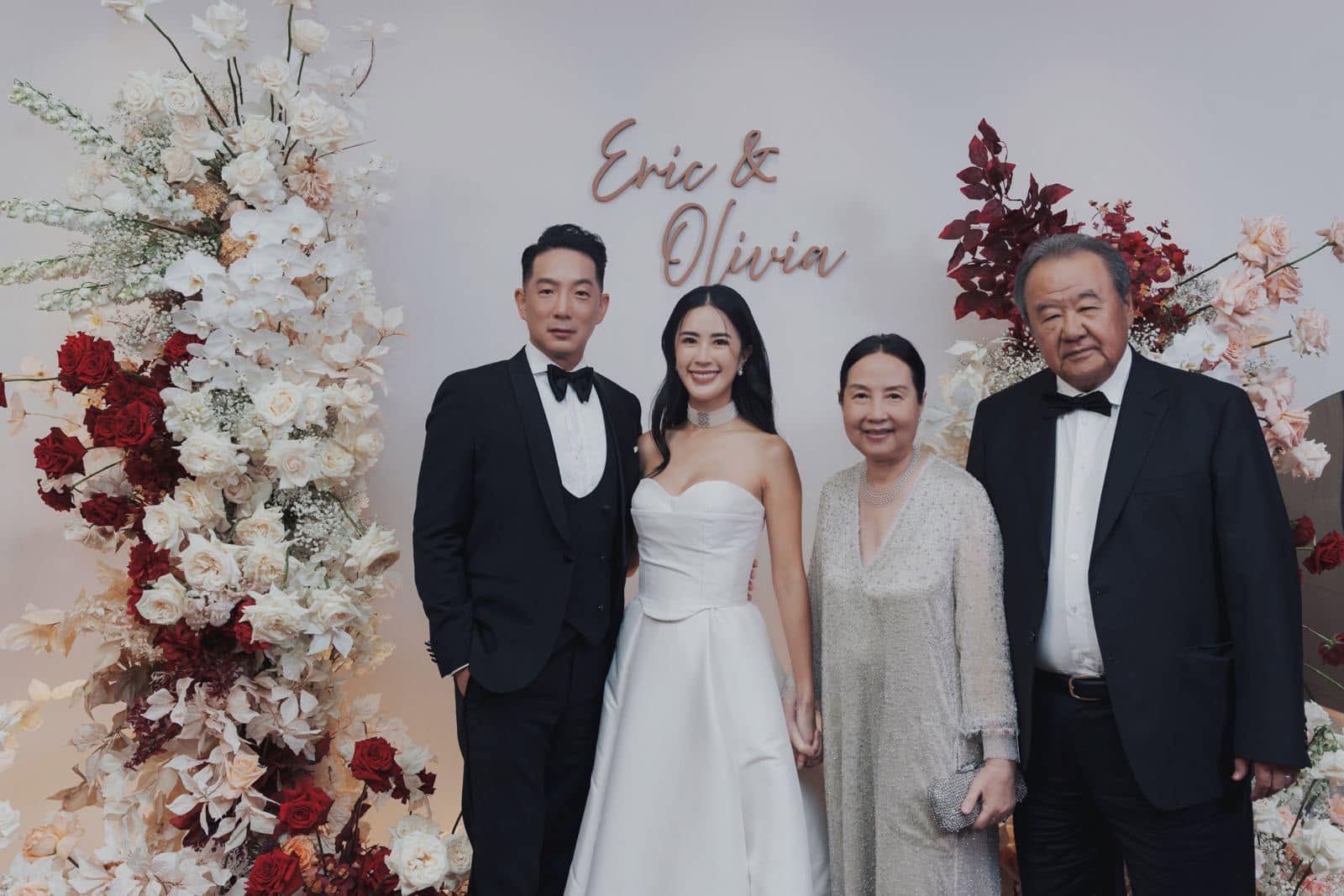 兩年前,台玻夫人徐莉玲、老公林伯實,參加兒子徐子翔、媳婦譚以欣歸寧宴。(翻攝網路)