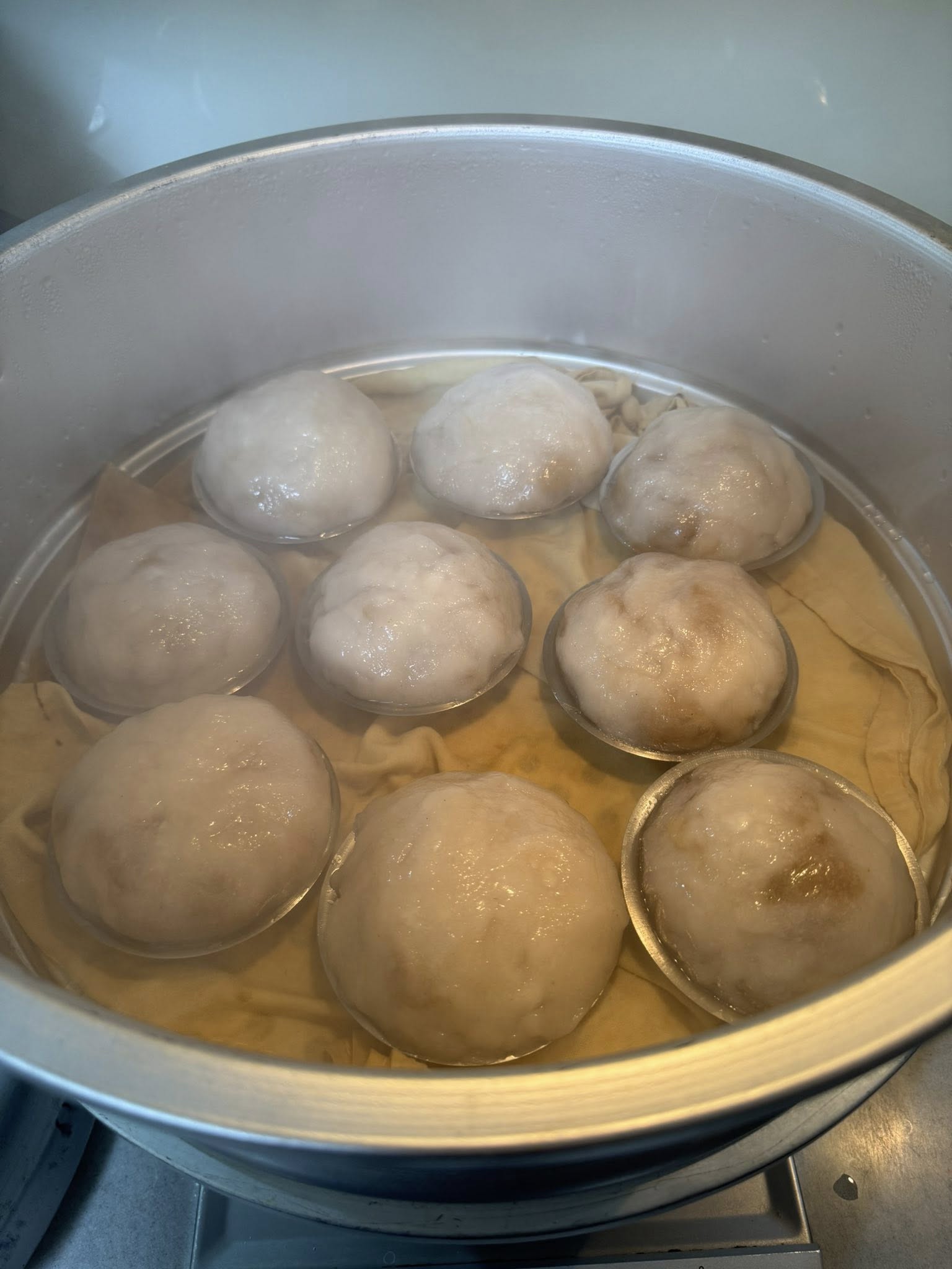 蒸好後,肉圓呈現半透明狀。