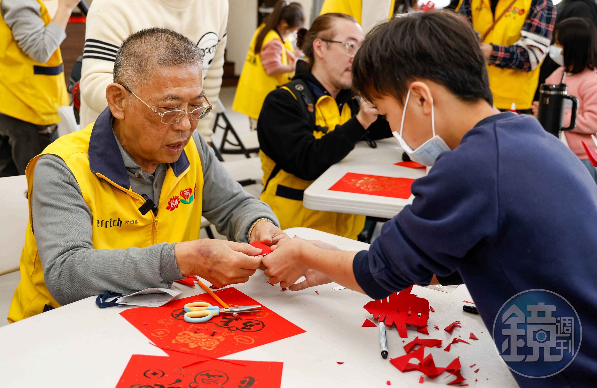 昇恆昌董事長江松樺實踐利他精神，不僅在兒童之家助養孩童，也親自帶領員工和院生一起手作春節裝飾品，用陪伴溫暖孩子的心。（攝影組）