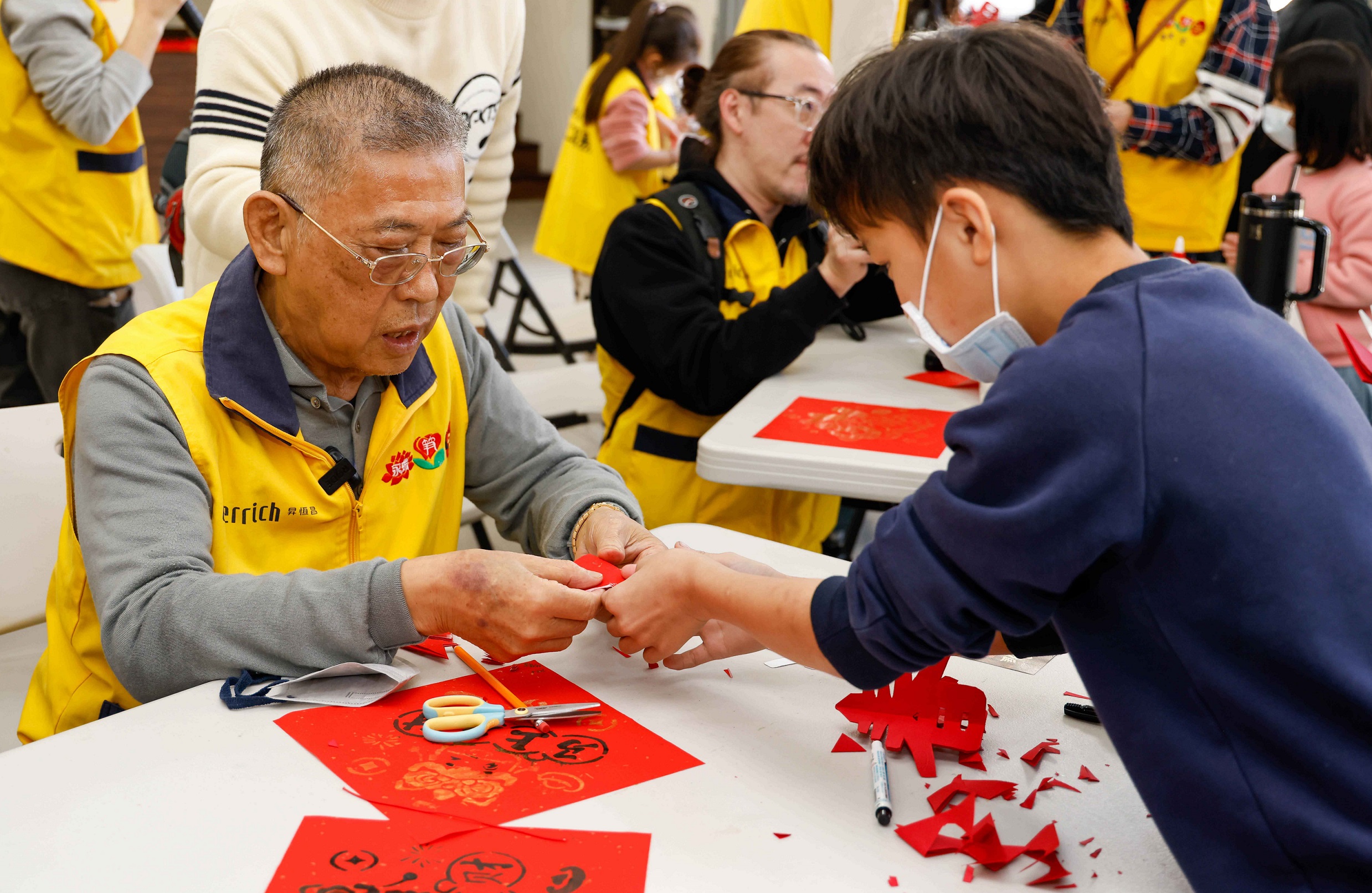 昇恆昌董事長江松樺實踐利他精神,不僅在兒童之家助養孩童,也親自帶領員工和院生一起手作春節裝飾品,用陪伴溫暖孩子的心。(攝影組)