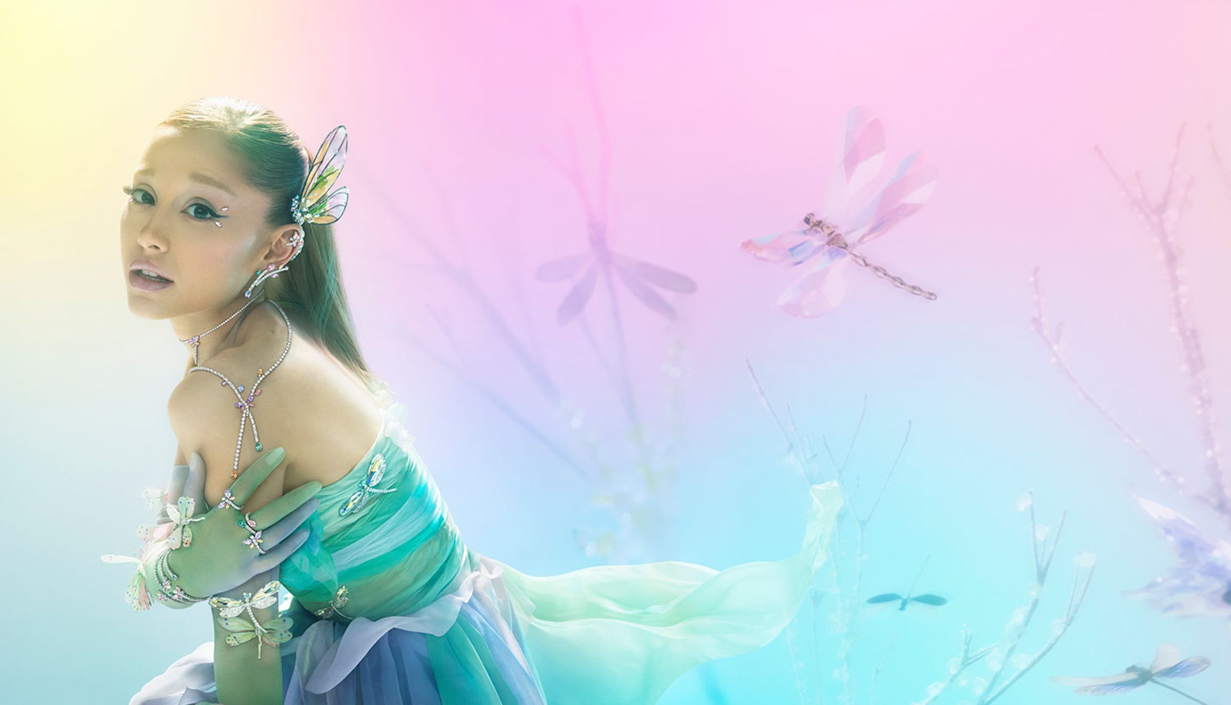 Ariana Grande x Swarovski Capsule系列全新廣告形象以Ariana Grande的夢幻花園為場景，透過鮮明視覺語言呈現個人風格。（SWAROVSKI提供）