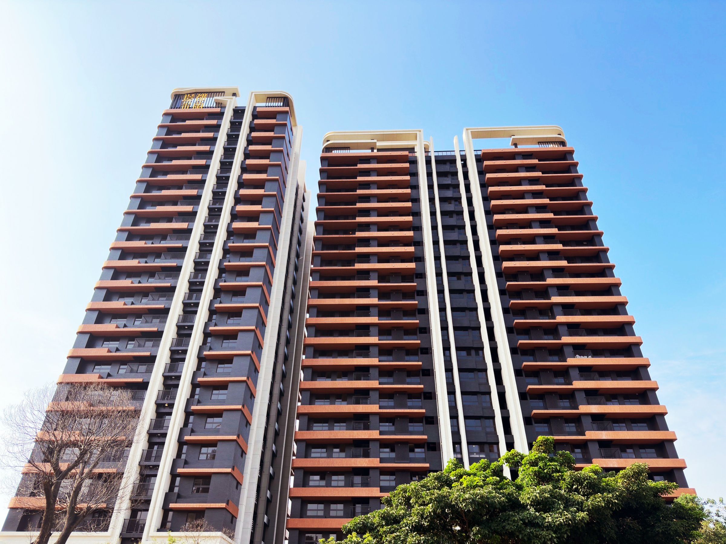 璟都米蘭大器落成,亮眼外觀成為桃園新地標。