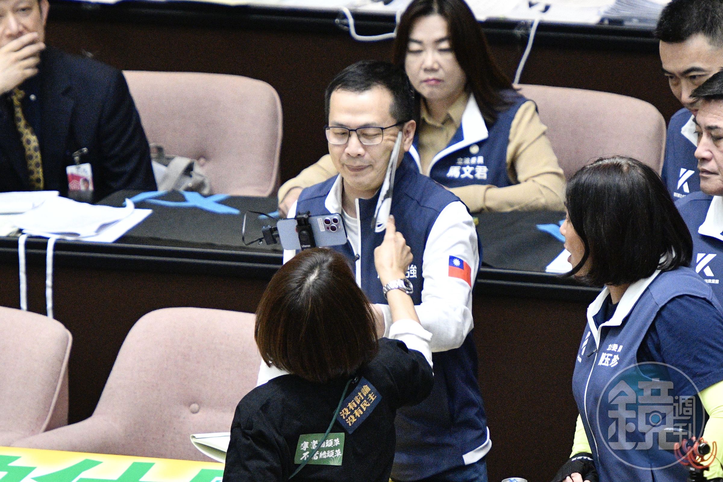 邱議瑩使出「超派鐵扇」,給羅智強一記耳光。