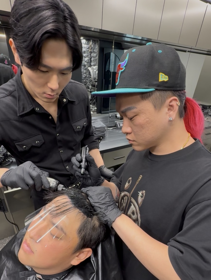 Aaron到韓國向Scalp Painting創辦人崔院長(右一)取經學習最新的Scalp Painting技術。