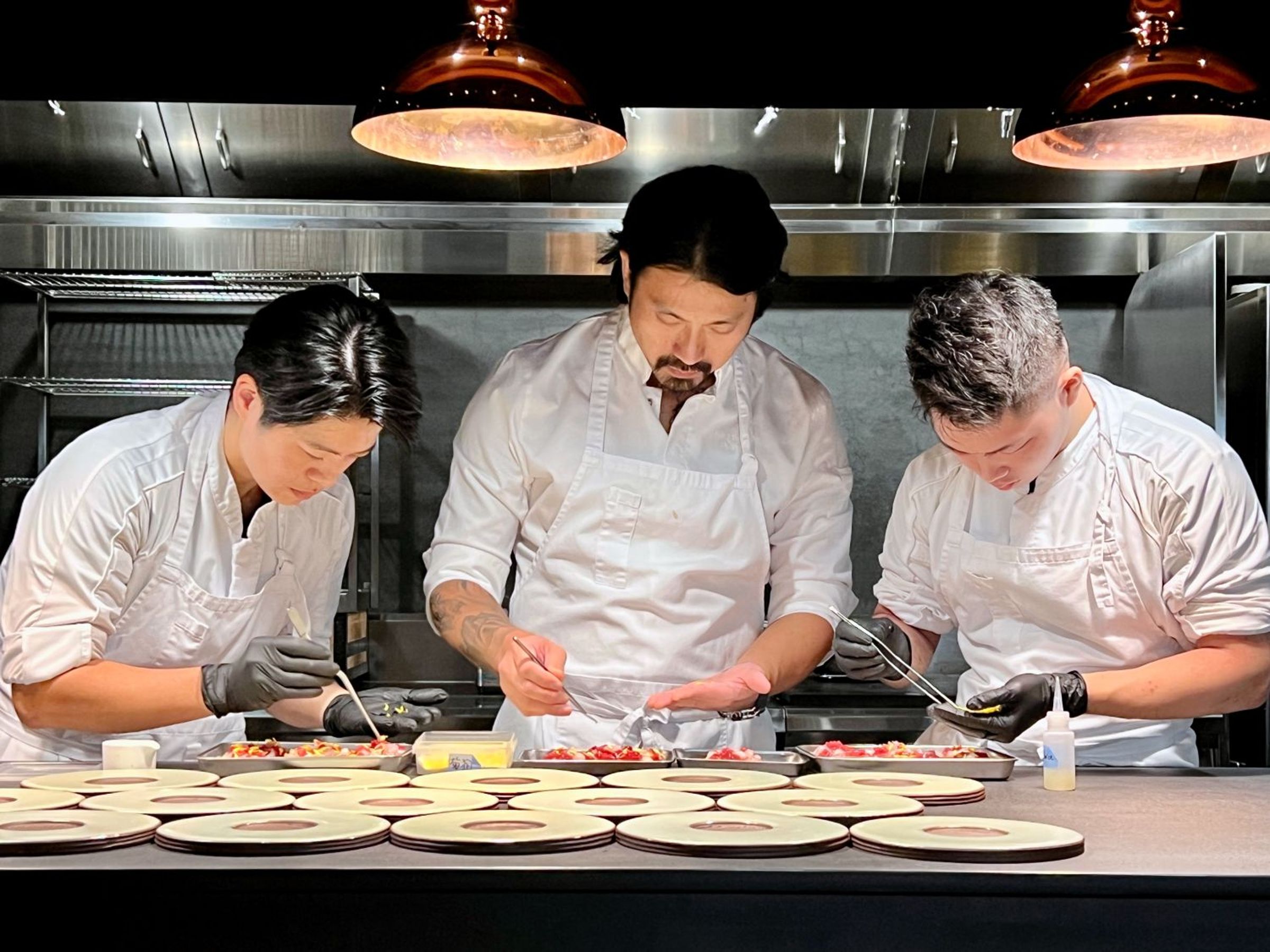 HUBLOT「高級訂製珠寶錶」晚宴，選在台北新開幕不久的Fine Dining餐廳「Akin君尹」內舉行。此餐廳由連續五年米其林一星餐廳LONGTAIL、原木燒烤餐廳WILDWOOD的主廚林明健（Chef Kin）主理，預料將是明年米其林星星的大熱門。