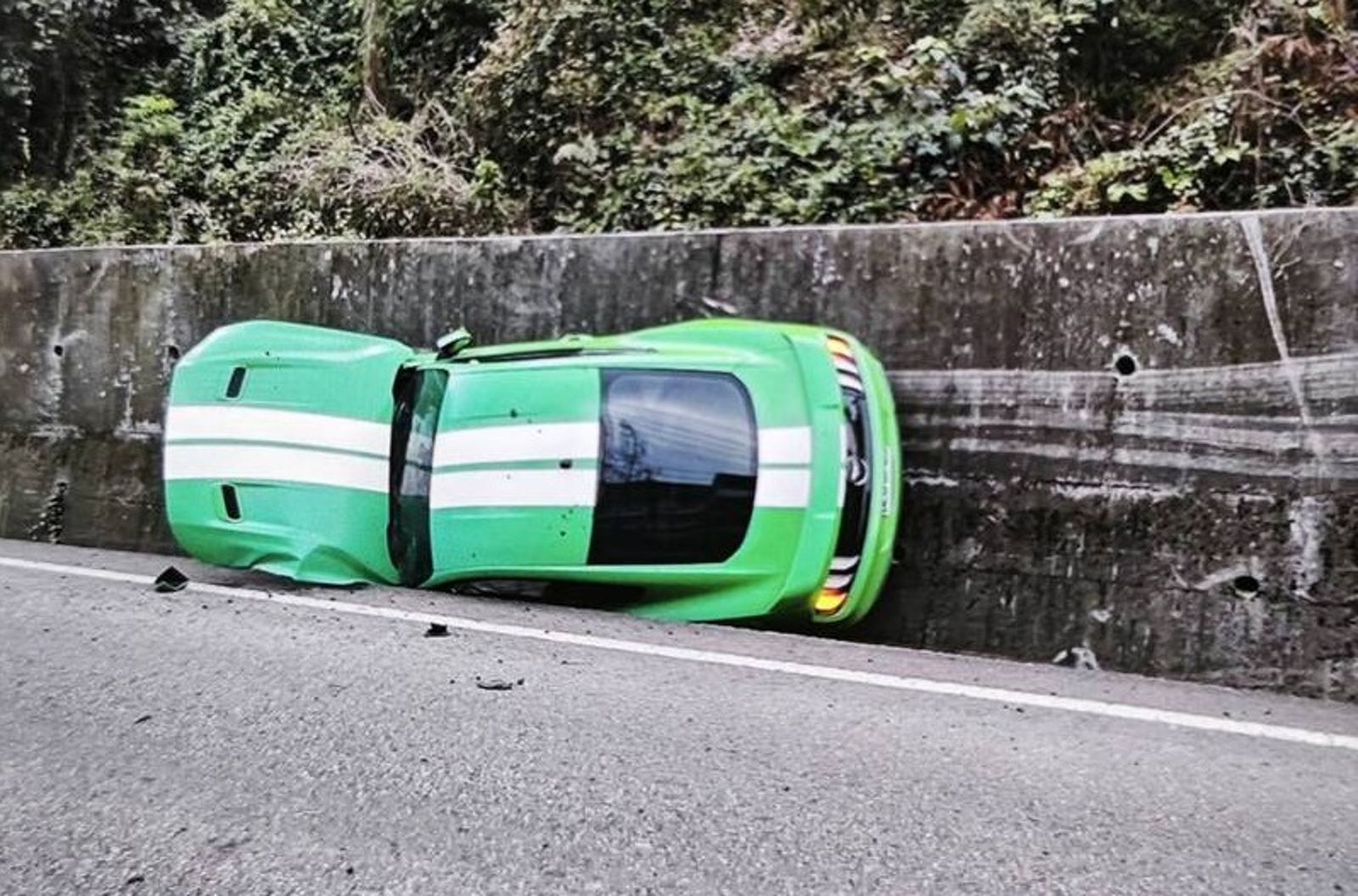 慘變壁掛式跑車!野馬過彎失敗撞牆 震撼畫面曝光
