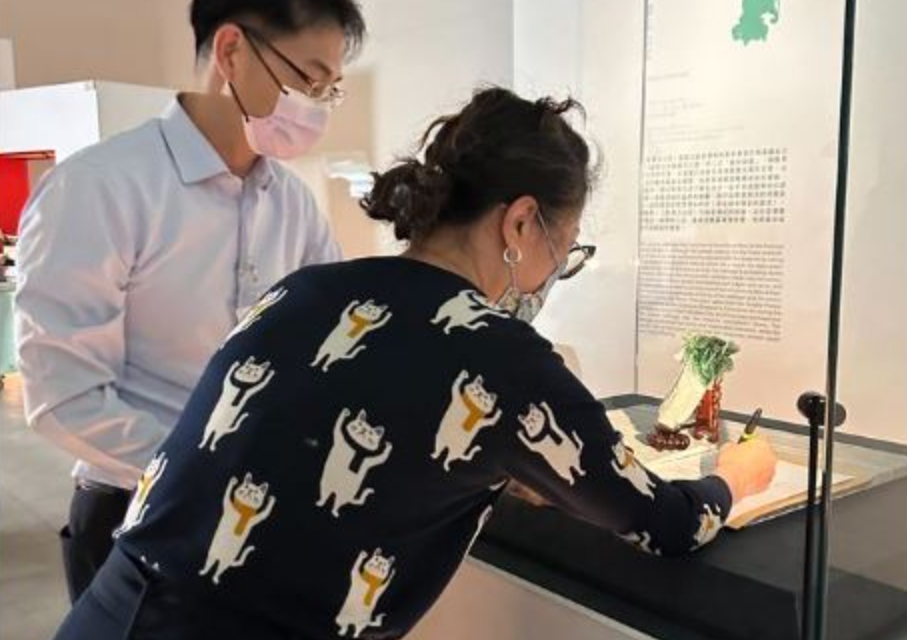 故宮被爆出工作人員直接在翠玉白菜旁簽署文件，引發爭議。（翻攝自臉書靠北藝術）