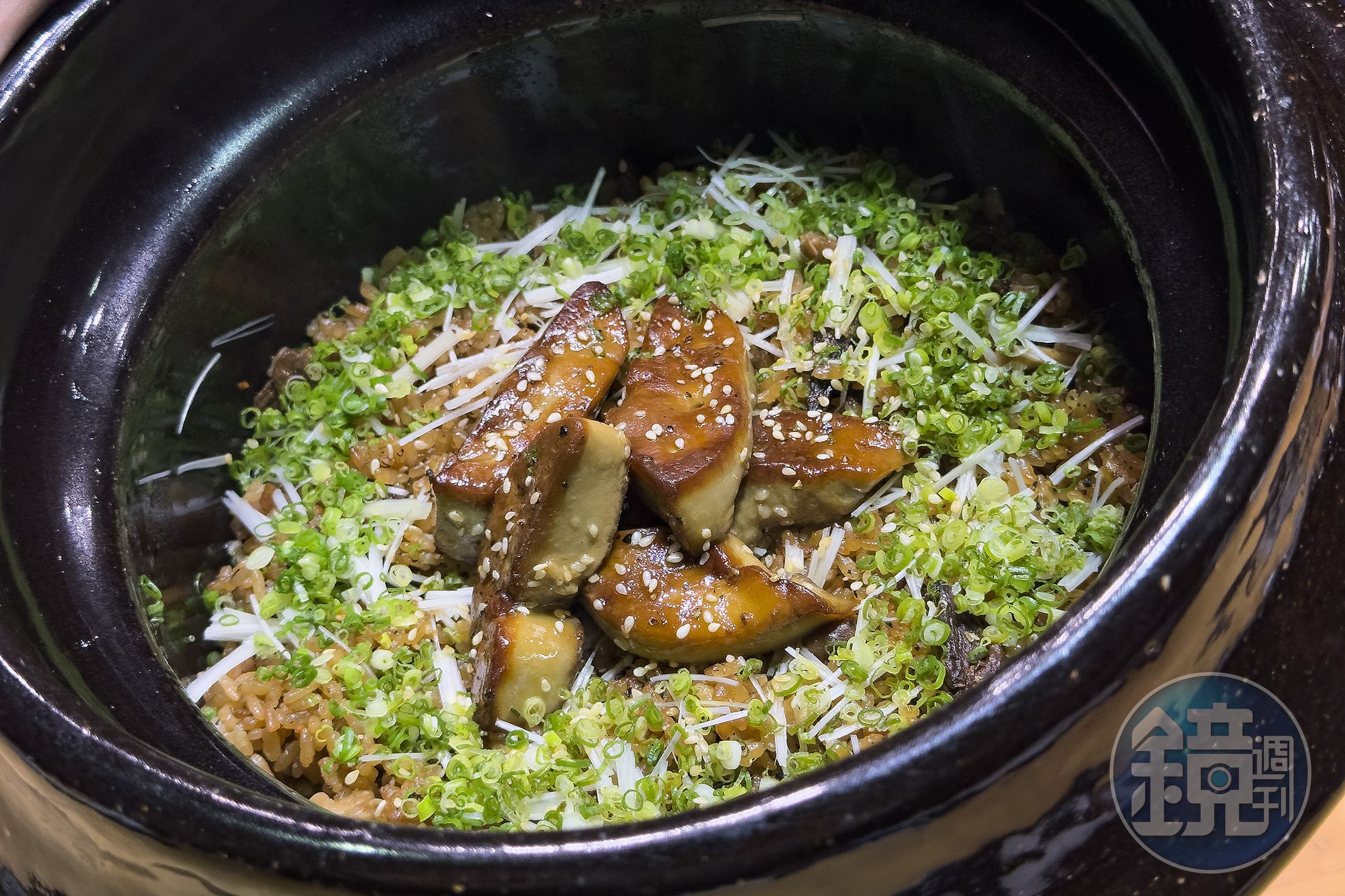 食事「黑松露・鴨肝・牛肝菌」讓米粒吸附鴨肝油脂後，現刨黑松露收尾，香氣飽滿，是熟客心中的招牌菜。