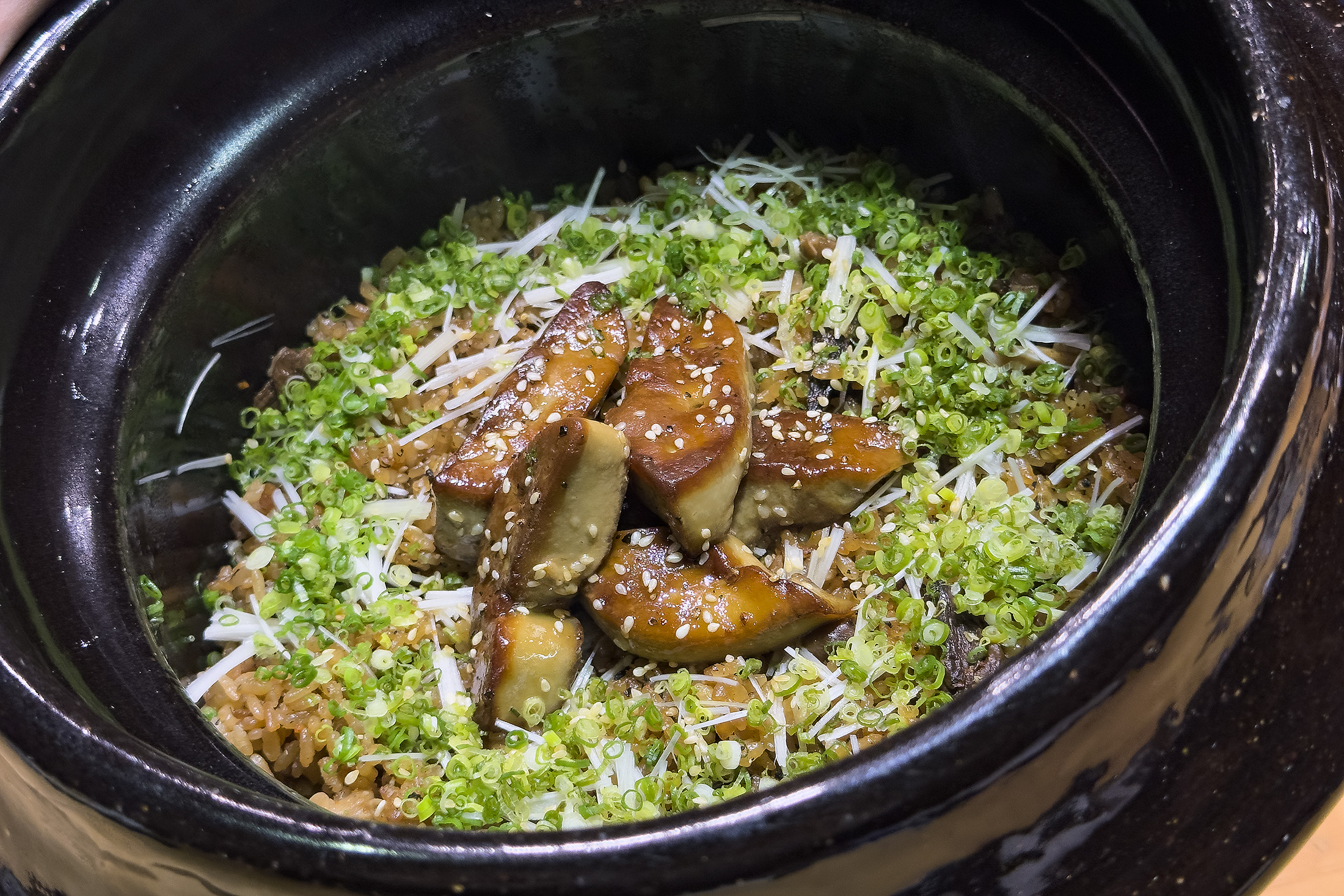 食事「黑松露・鴨肝・牛肝菌」讓米粒吸附鴨肝油脂後，現刨黑松露收尾，香氣飽滿，是熟客心中的招牌菜。