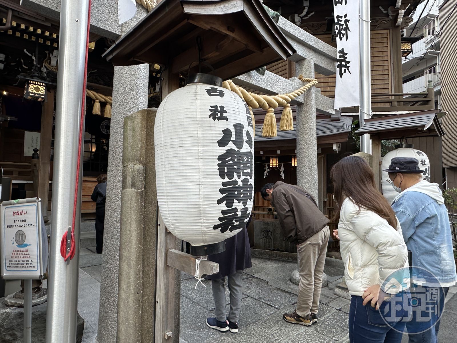 參拜小網神社的民眾絡繹不絕,眾人依序排隊進入社內。(讀者提供)