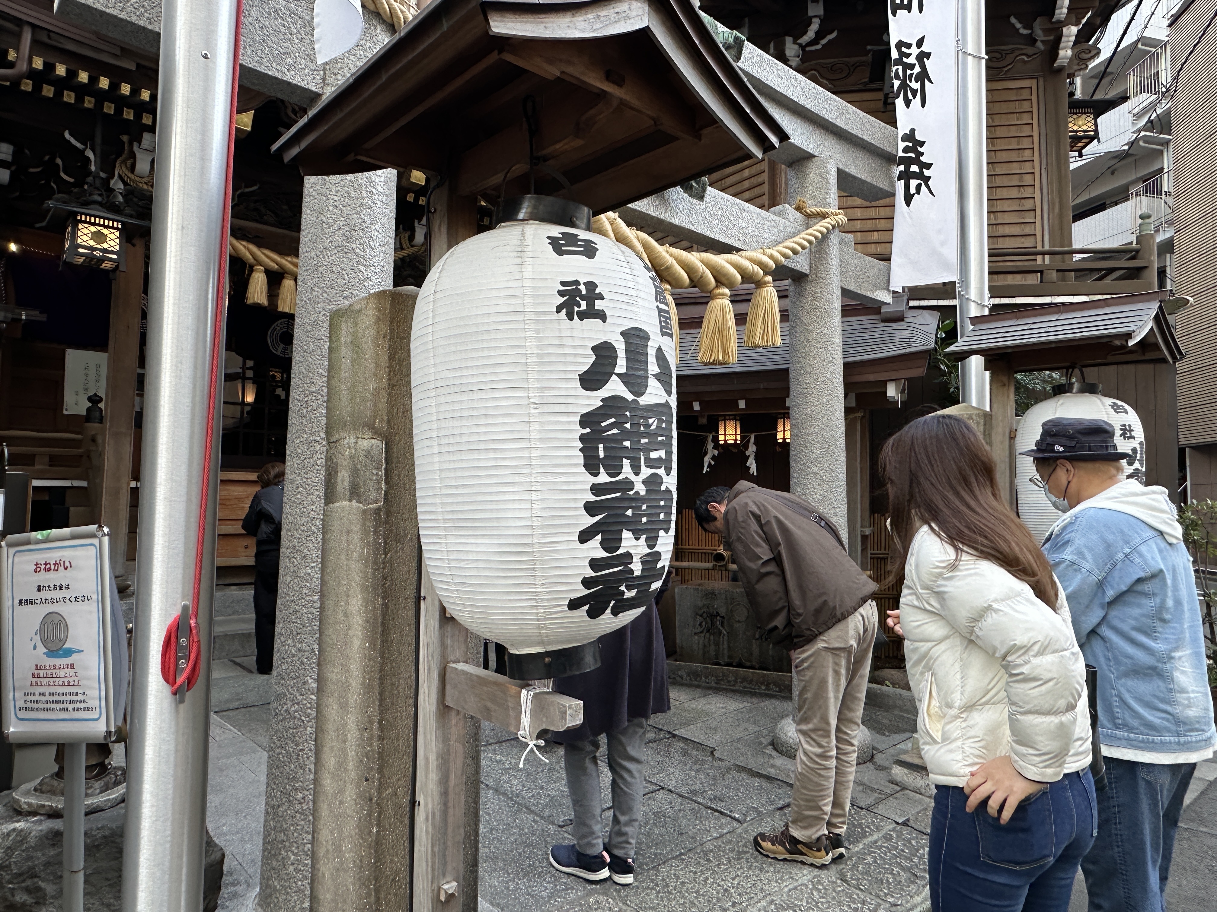 參拜小網神社的民眾絡繹不絕,眾人依序排隊進入社內。(讀者提供)
