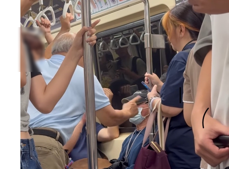 北捷今日發生博愛座衝突，身穿藍色衣服的老翁不滿年輕人未讓坐，便出言責罵對方，反被群眾制止。（翻攝自threads）