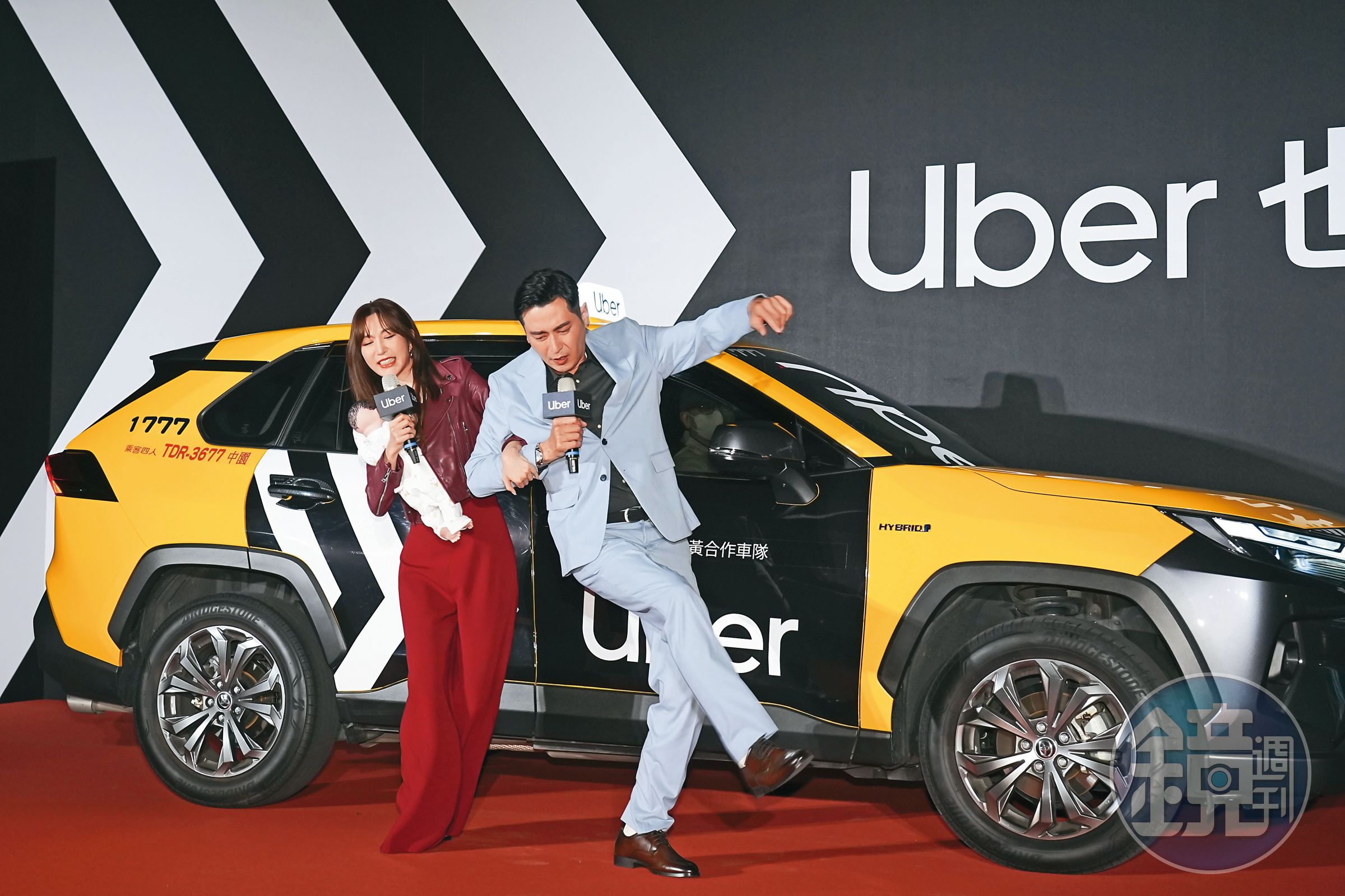 曾莞婷(左)在Uber廣告上與陳冠霖(右)演出一系列8點檔誇張劇情。