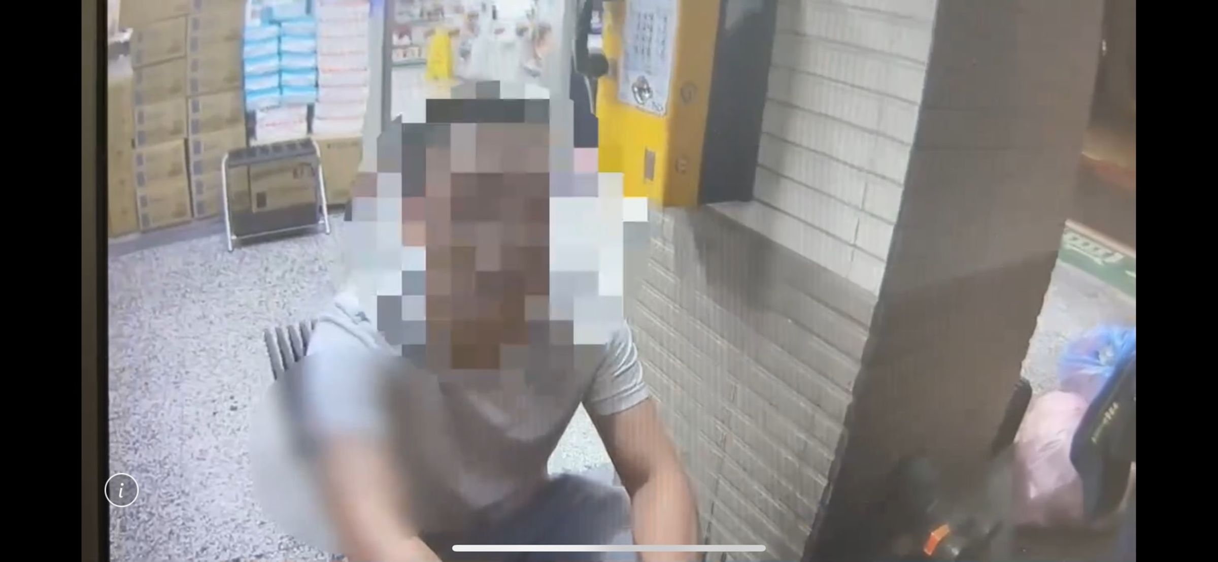 警消撲滅火勢後，在案發現場附近逮捕涉案許男。（翻攝畫面）
