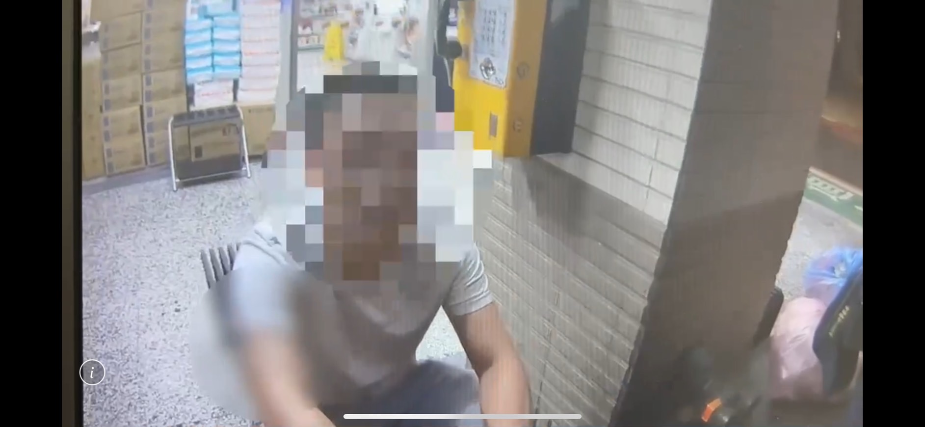 警消撲滅火勢後,在案發現場附近逮捕涉案許男。(翻攝畫面)