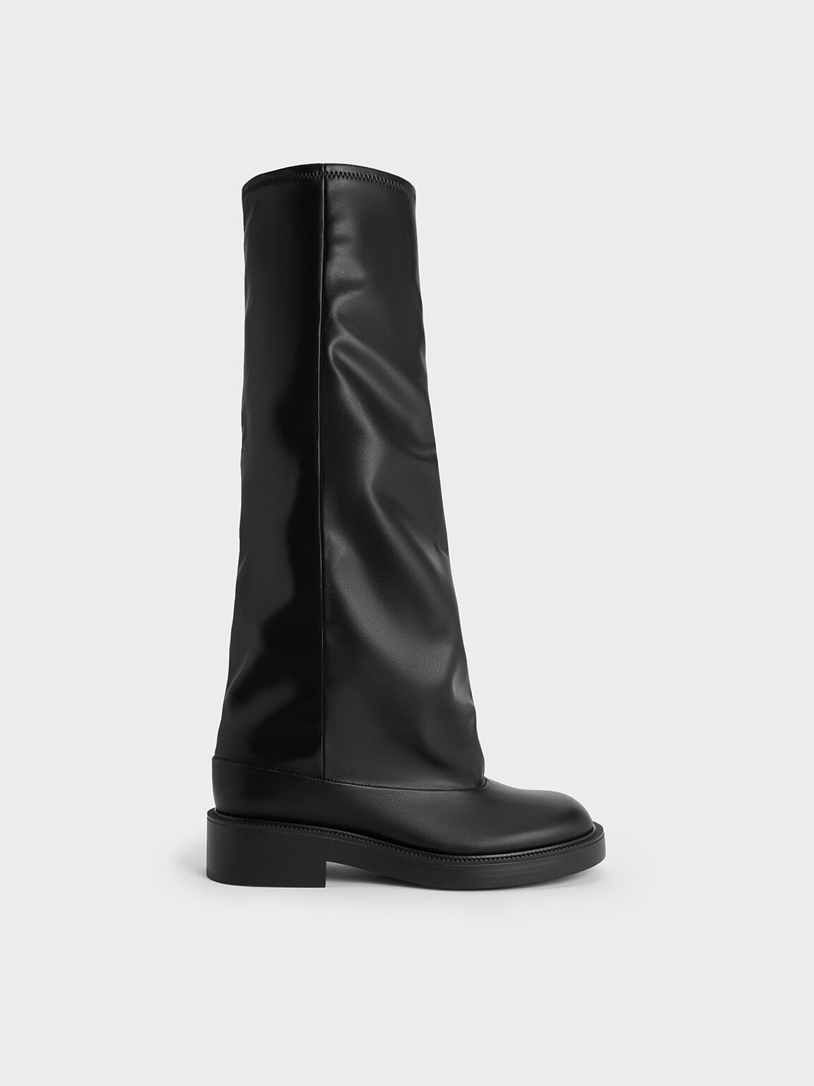 Jett及膝直筒靴。NT$3,590（CHARLES & KEITH提供）