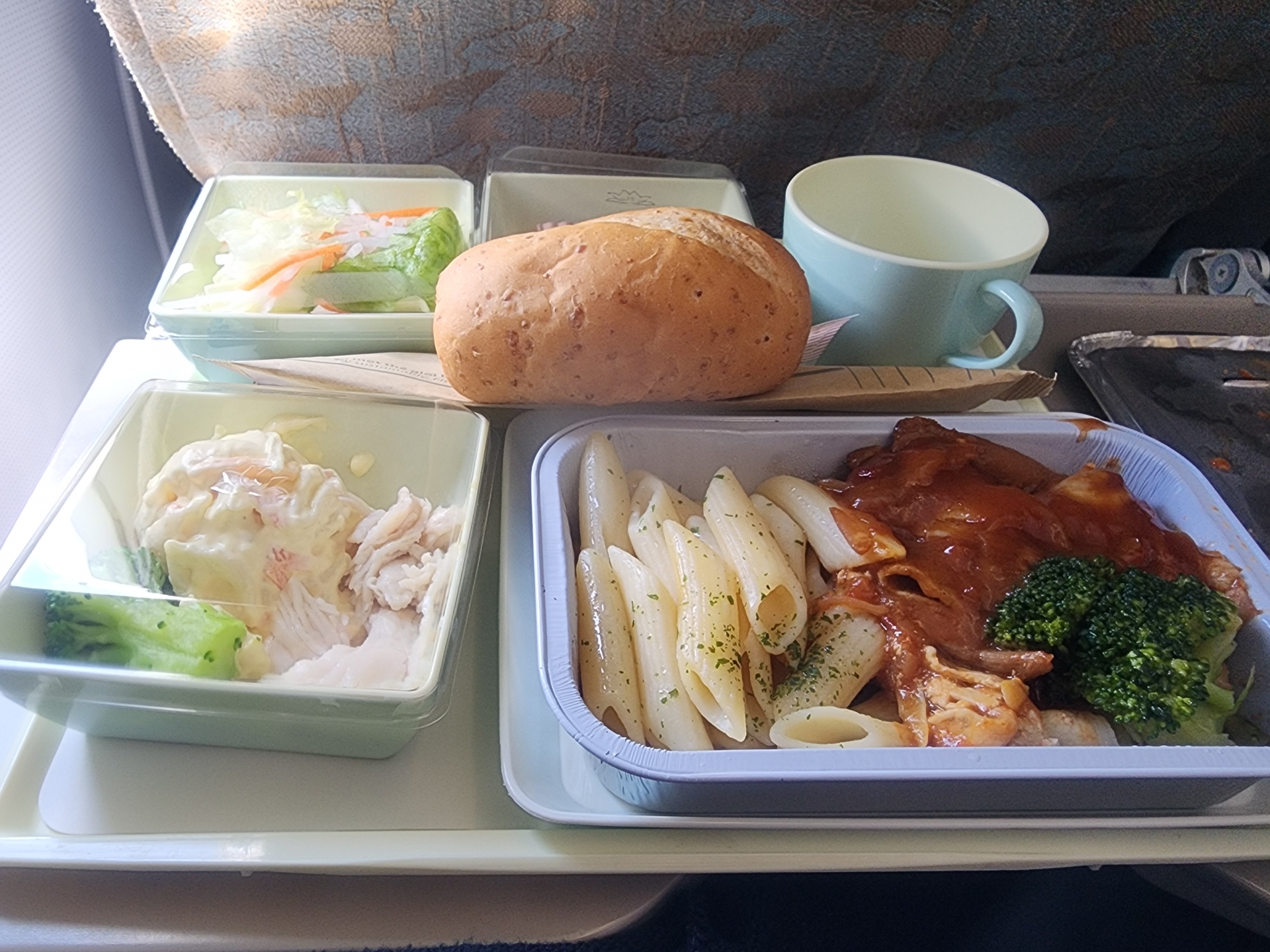網友討論哪家航空公司的飛機餐最好吃,星宇航空的胡同燒肉飛機餐成為人氣選項。(示意圖,photoAC)