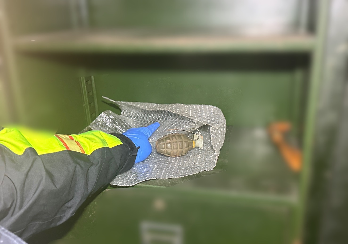 新莊一名老婦人整理丈夫舊物時，在木箱發現疑似手榴彈，經報警後，軍方第六軍團也到場處理。（翻攝畫面）　