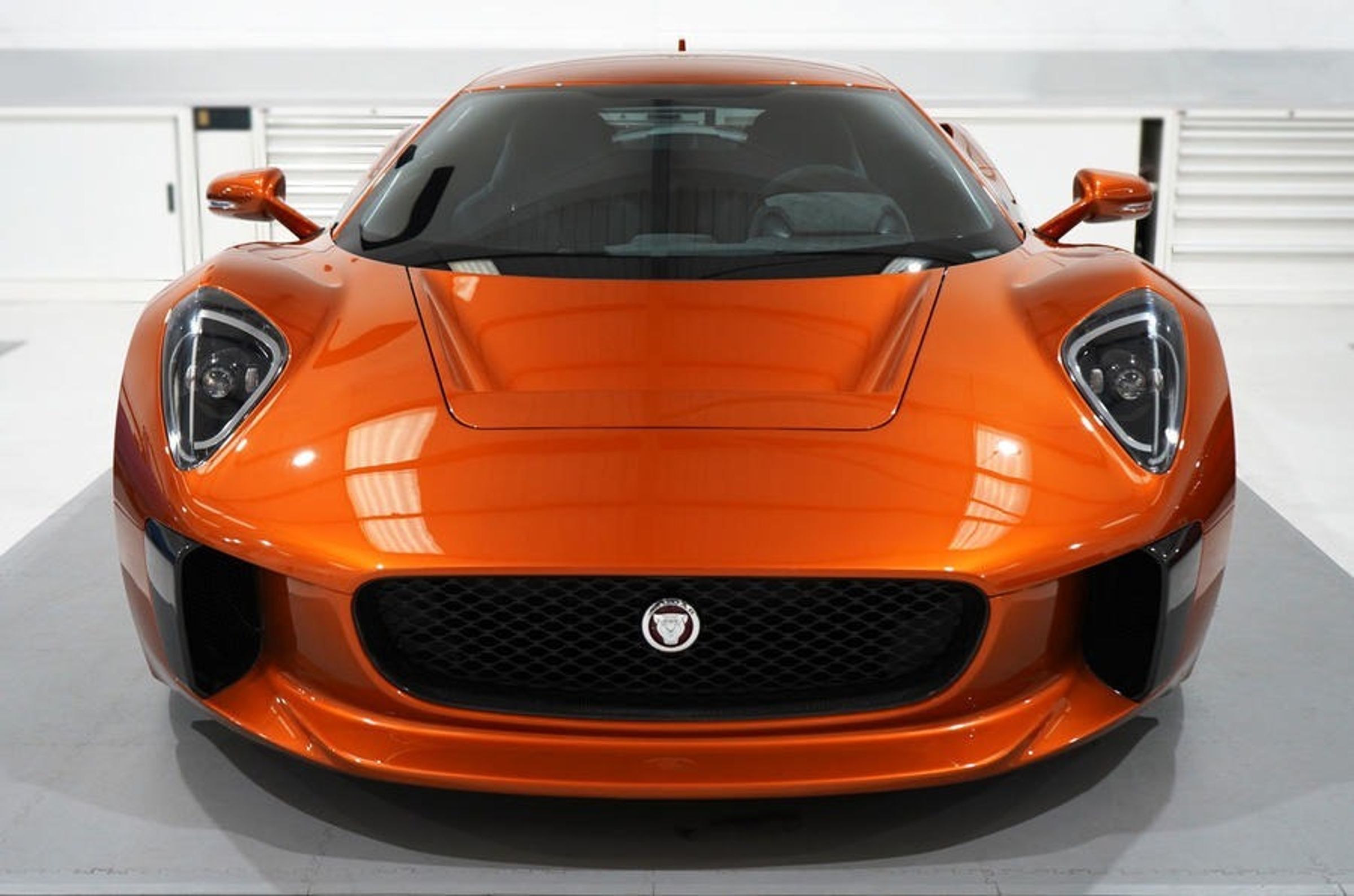 從義大利羅馬的疾速追逐到英國寧靜的鄉村道路,JAGUAR C-X75的旅程充滿了轉折和驚喜。這款一度被認為只會在電影中出現的超跑,現在卻真實地站在我們面前,準備再次啟動她的引擎。
