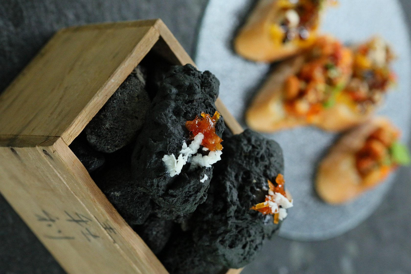 季節限定的「經典馬告木炭司康」以食用木炭呈現煤礦意象。（280元／份）
