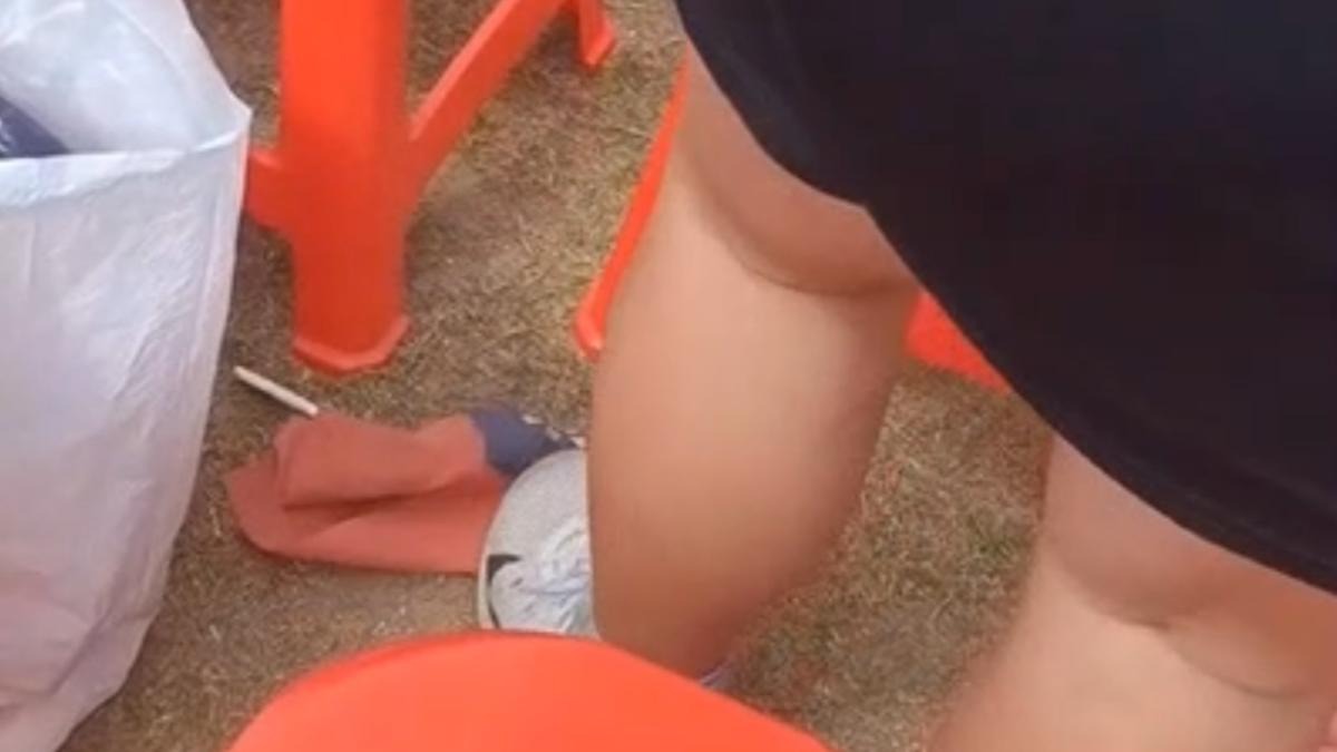 在台南永華市政中心西側廣場一起觀看轉播的女子，在現場失控踩踏國旗，並與其他民眾起口角糾紛。（翻攝自社會事新聞影音）