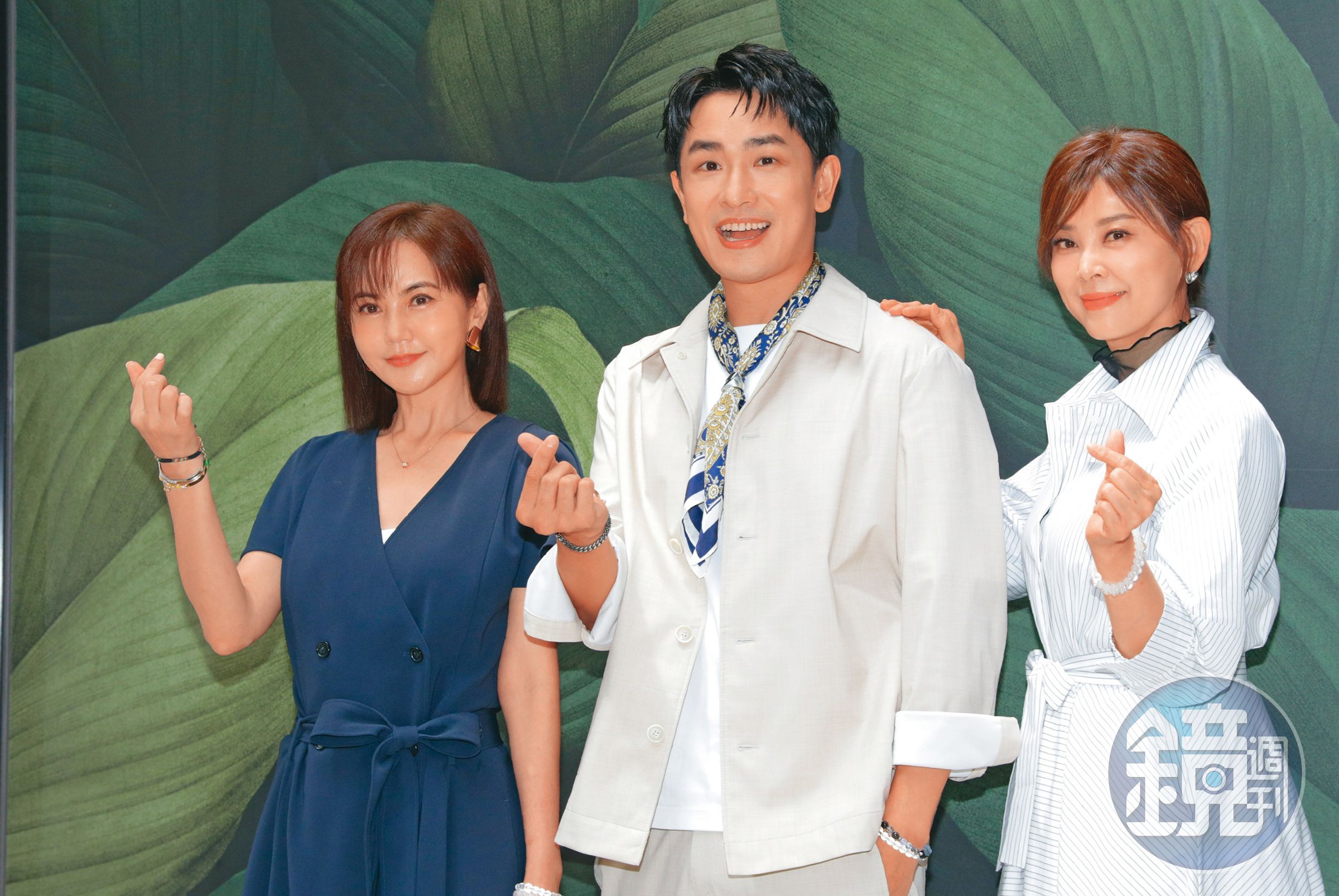 簡沛恩(左)、方馨(右)兩位美魔女,和陳謙文(中)同框,完全看不出相差10歲以上。