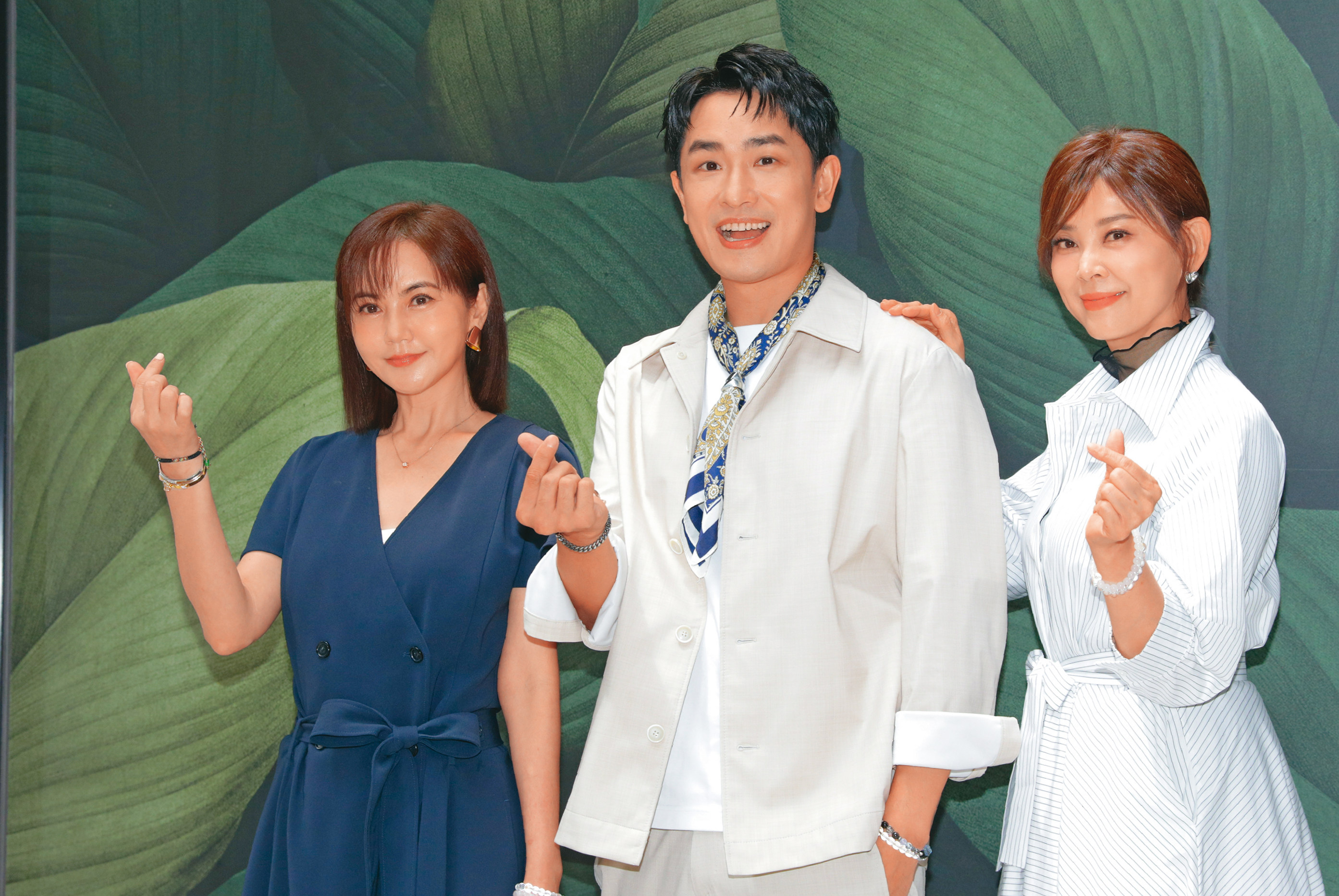 簡沛恩（左）、方馨（右）兩位美魔女，和陳謙文（中）同框，完全看不出相差10歲以上。