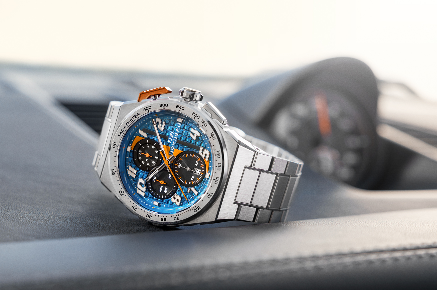 新錶2025／彎頂之前的精準時刻！BOMBERG APEX掀起賽道共鳴