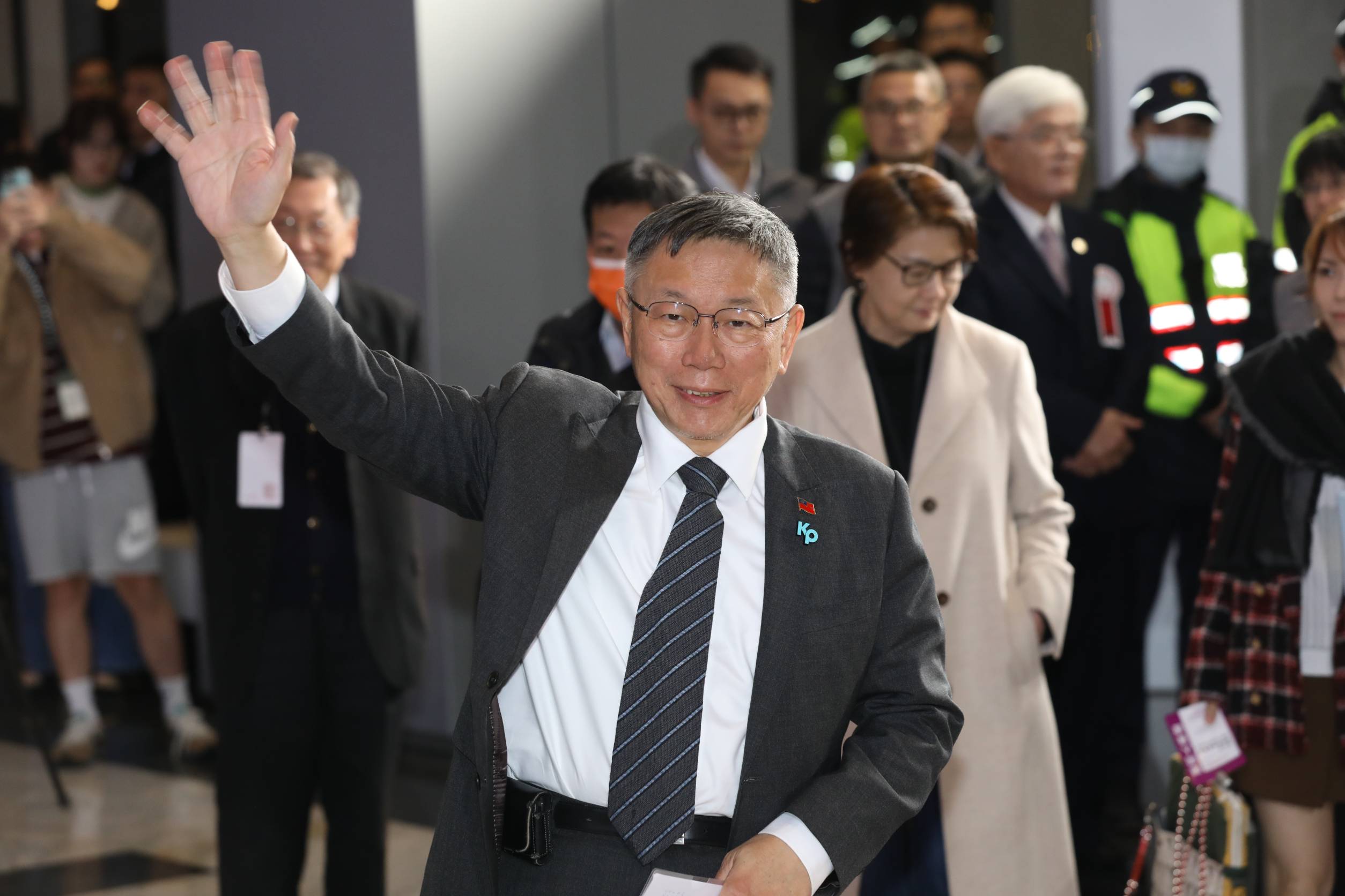 今晚首場公辦政見發表會登場，民眾黨柯文哲抵達現場。