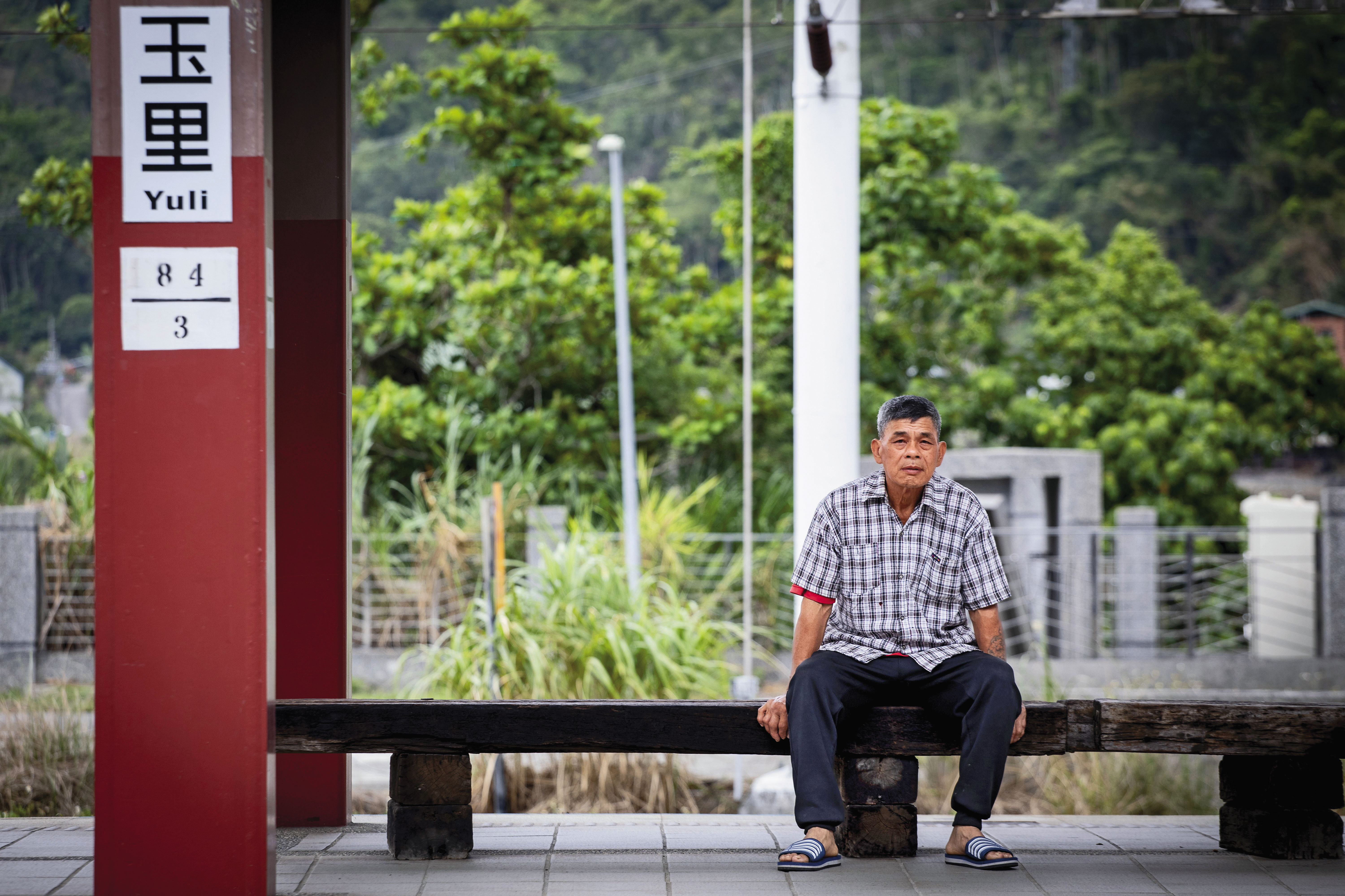 呂金鎧是花蓮人，當年父親打零工養家，呂金鎧後來成為麵包師傅，但如今也成為工地零工。