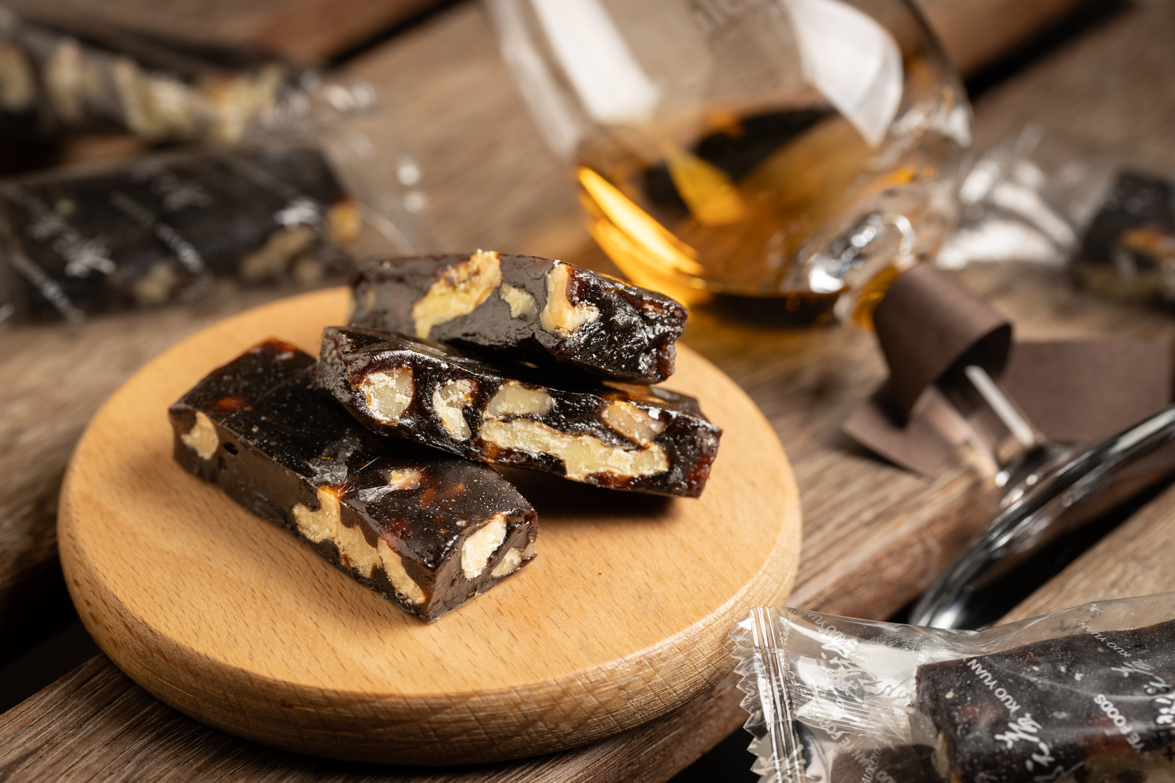 郭元益將傳統南棗核桃糕升級推出「頂級南棗核桃糕」。（袋裝，378元／18入；盒裝，300元／12入、735元／27入）