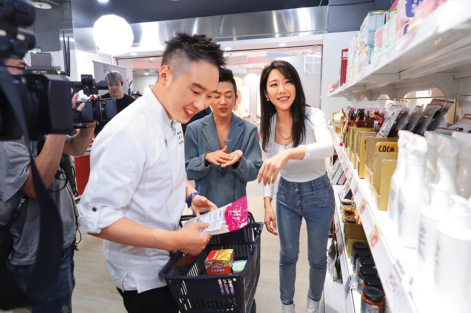 依依（右）和東森購物台長期合作，近來卻因在銷售商品時誤觸法令，竟遭到衛福部調查。（東森購物提供）