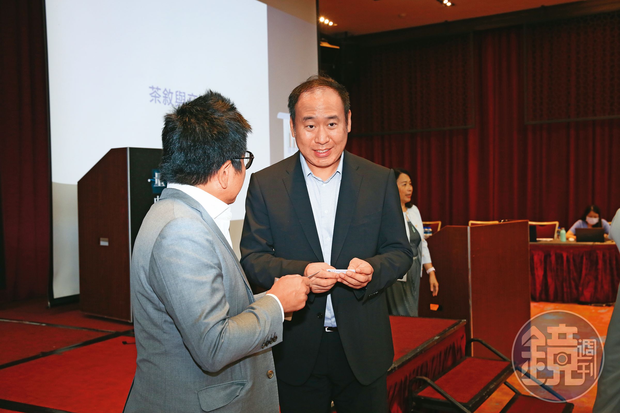 苗華斌（右）公開出席活動，他所屬的「神通集團」最新估計市值逾5,500多億元。