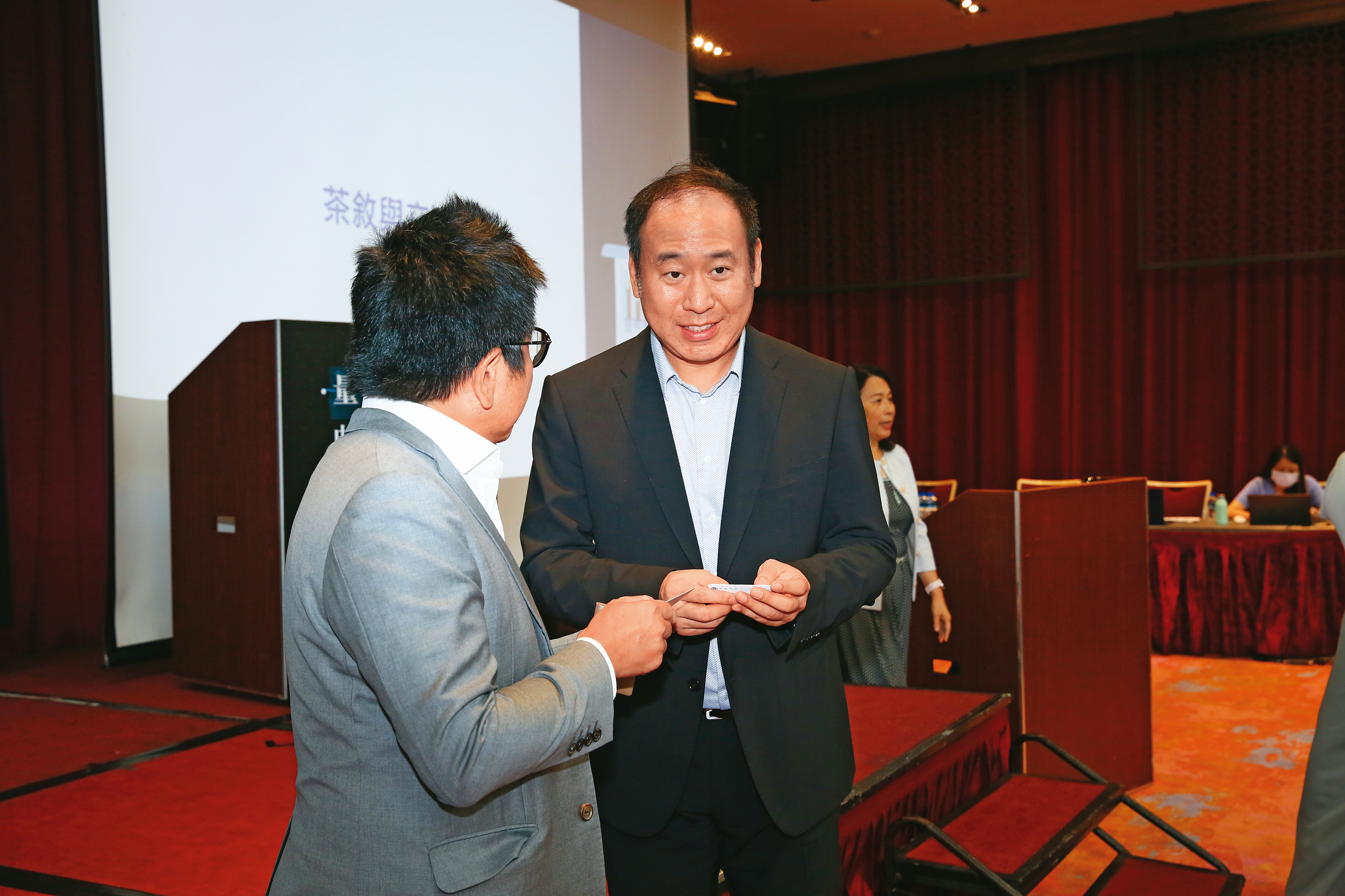 苗華斌(右)公開出席活動,他所屬的「神通集團」最新估計市值逾五千五百多億元。