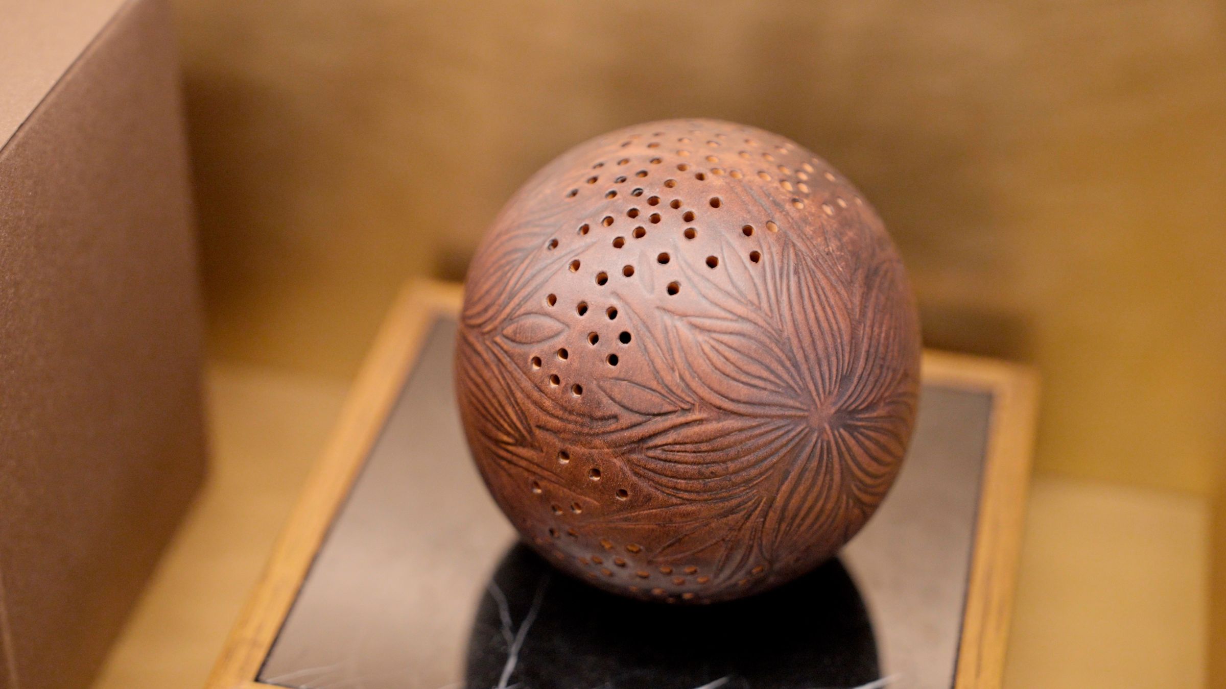 經典「居家香氛擺飾球」有典雅精緻的手工雕刻紋路,展現法國工藝的獨有品味。