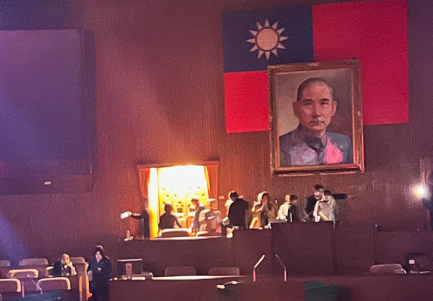 民進黨立委突襲進入議場，並成功占領主席台，試圖阻擋國民黨明天強渡3大爭議法案。（翻攝自王義川Threads）